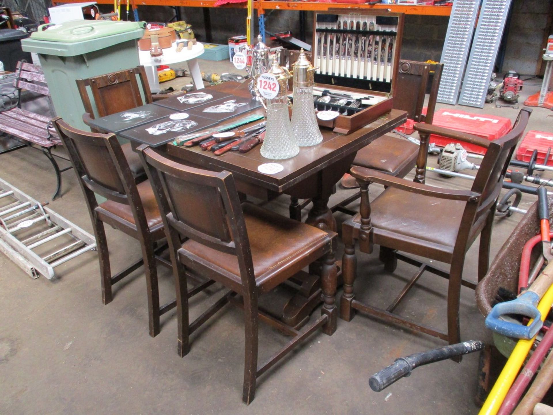 1930'S EXTENDING TABLE & 6 CHAIRS (2 CARVERS)