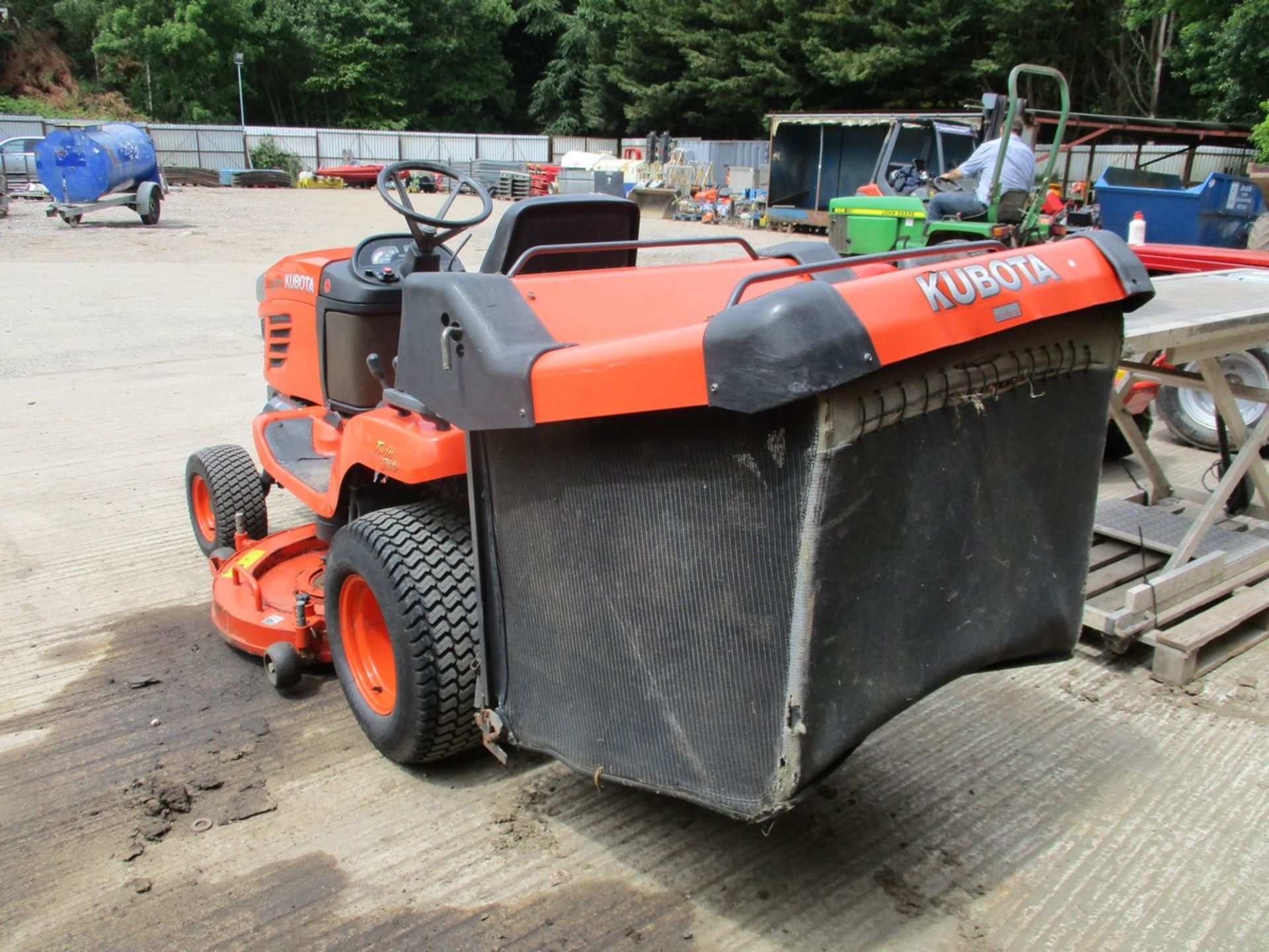 KUBOTA G26 DIESEL RIDE ON MOWER. 639HRS SHOWING. C.W V5 - Image 3 of 7