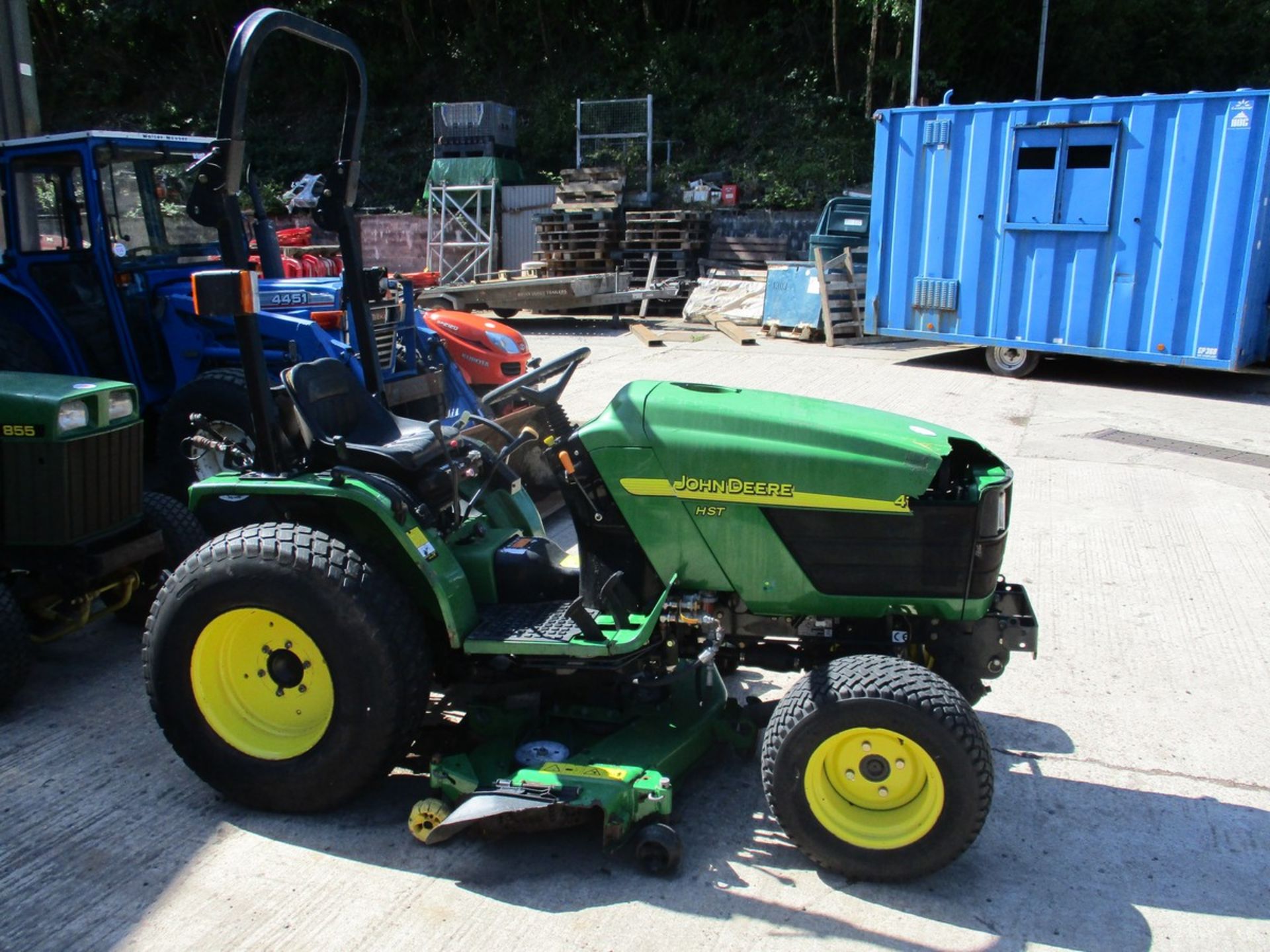 JOHN DEERE 4115 DIESEL COMPACT TRACTOR C.W MID MOUNTED DECK, 3 POINT LINKAGE, SHOWING 1389HRS - Image 2 of 5