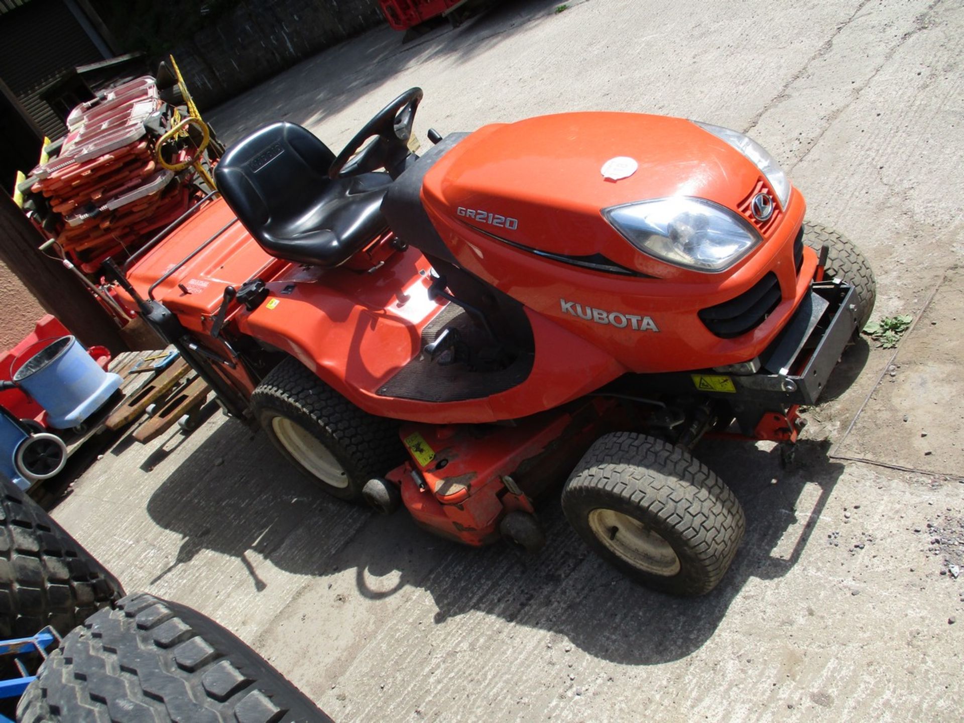 KUBOTA GR2120 RIDE ON MOWER - Image 2 of 5