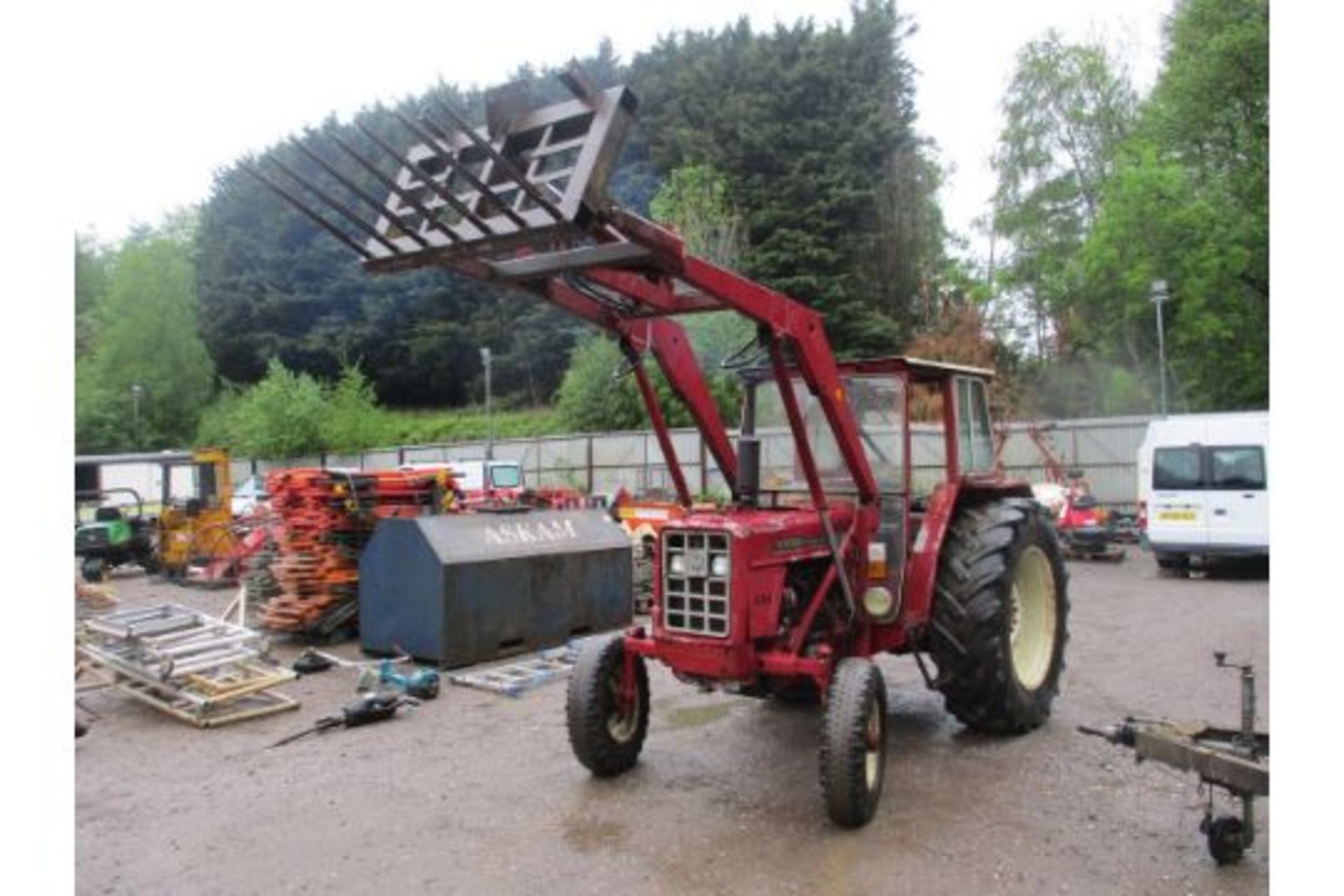 INTERNATIONAL 674 2WD LOADER TRACTOR - Image 2 of 6