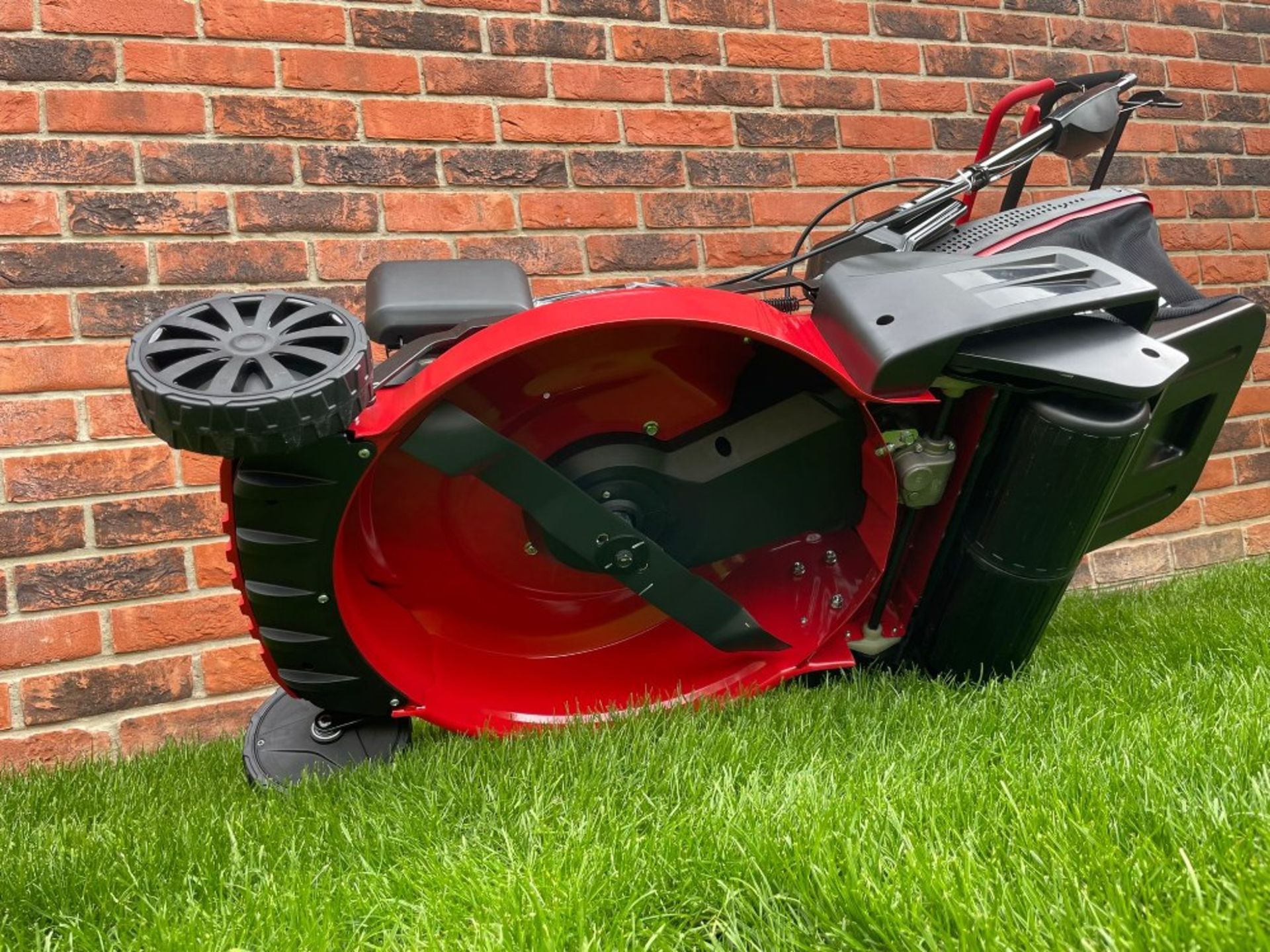 LAWNFLITE ROLLER MOWER ELEC START SELF PROPELLED NEW & UNUSED - Image 10 of 11