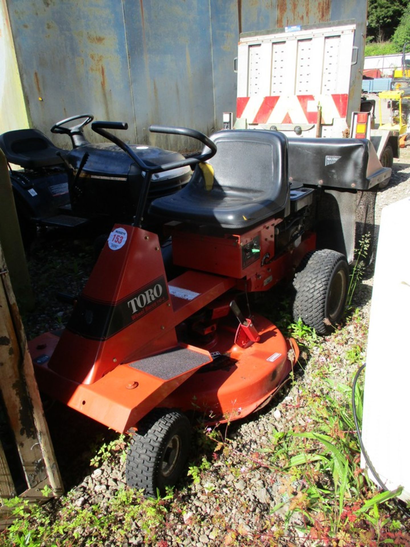 TORO WHEEL HORSE RIDE ON MOWER - Image 2 of 5