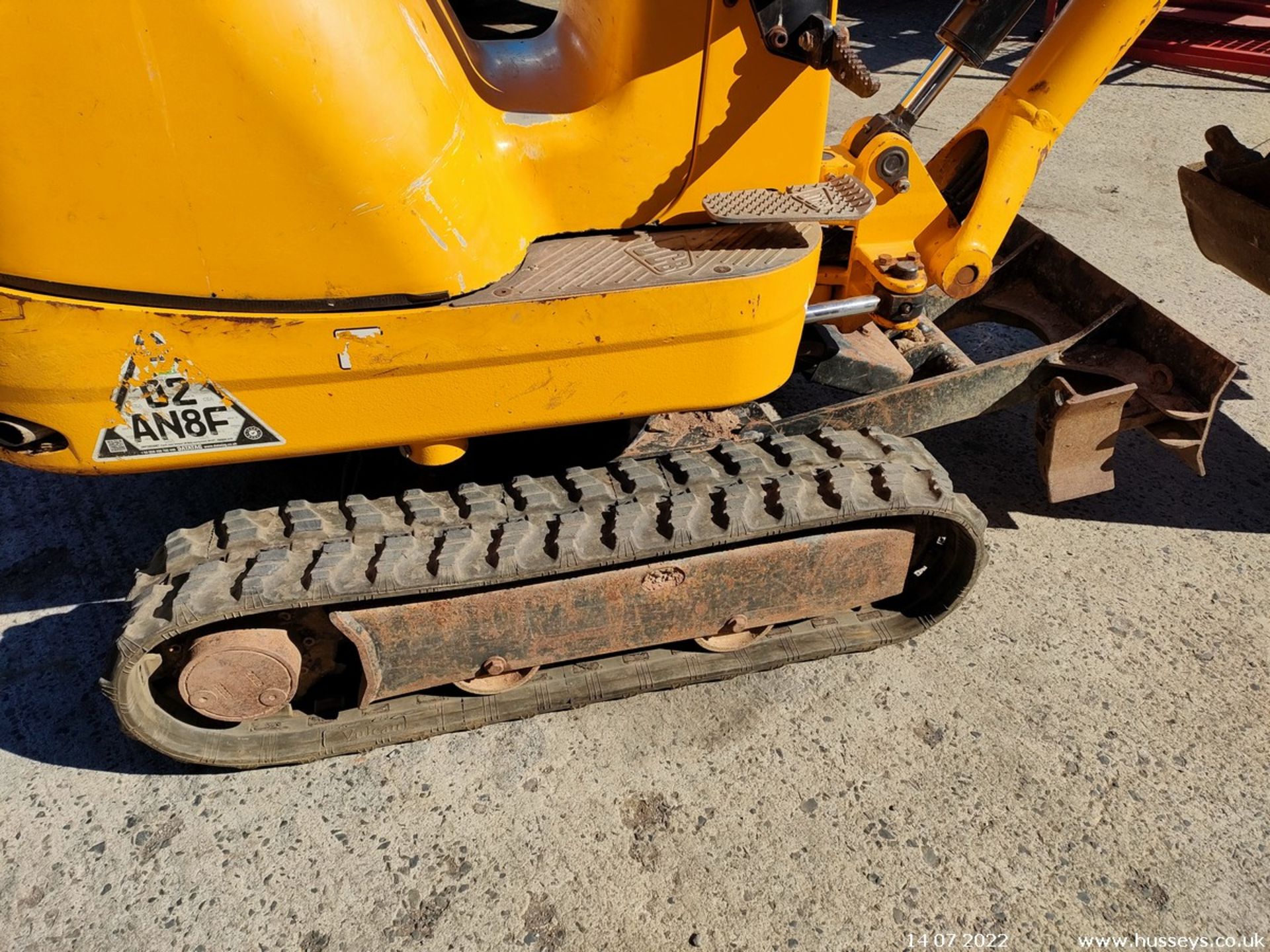 JCB 8008 MICRO DIGGER 2016 SHOWING 361HRS C.W 3 BUCKETS - Image 8 of 11