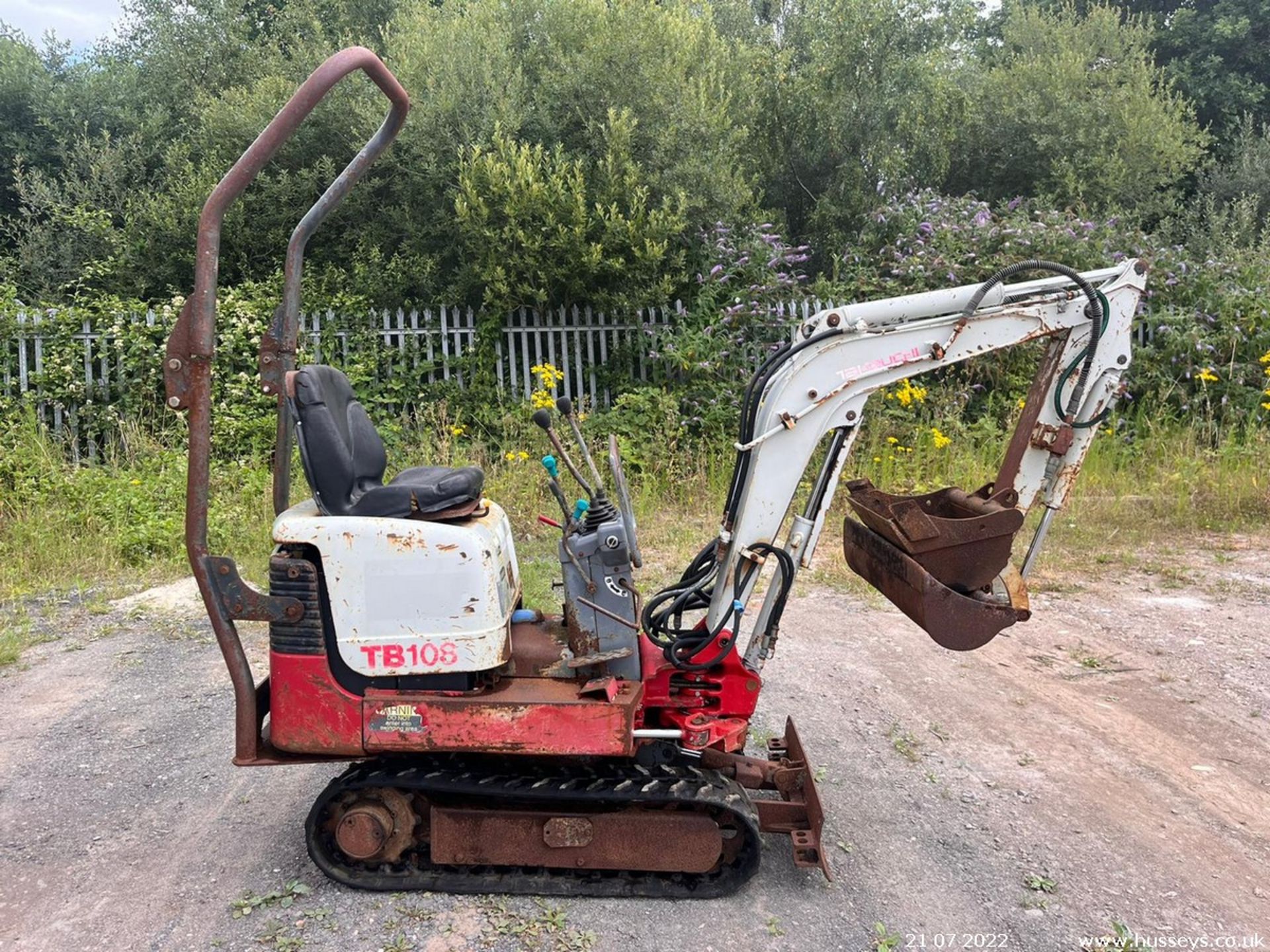 TAKEUCHI TB108 MICRO DIGGER C.W 2 BUCKETS EXPANDING TRACKS RTD - Image 3 of 8