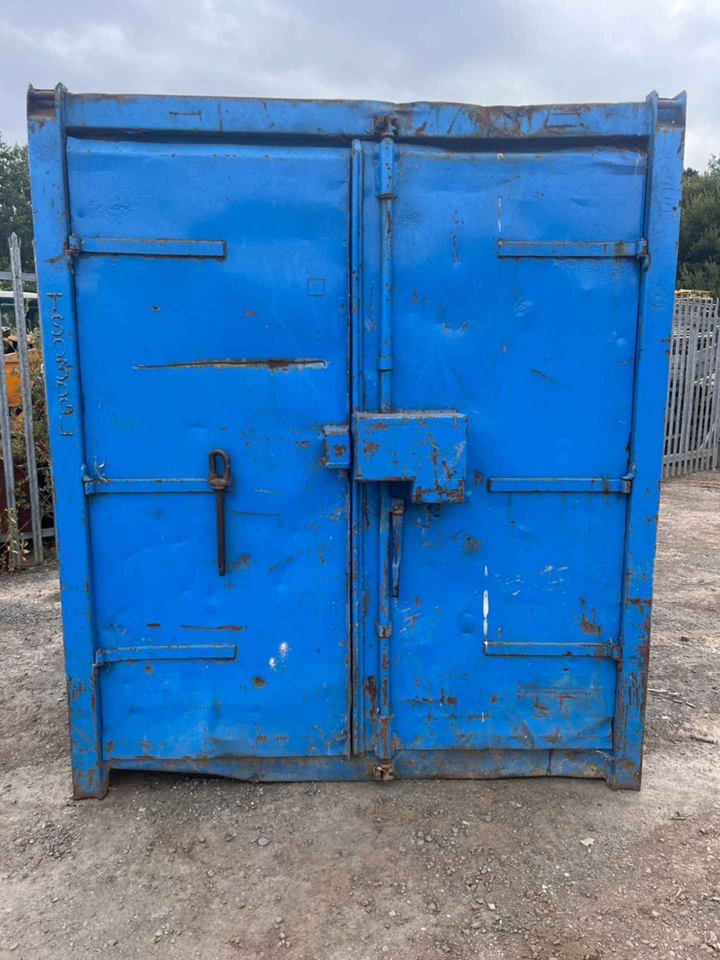 SECURE CHAIN LIFT STORAGE CONTAINER 3X1.75 METRE C.W KEY