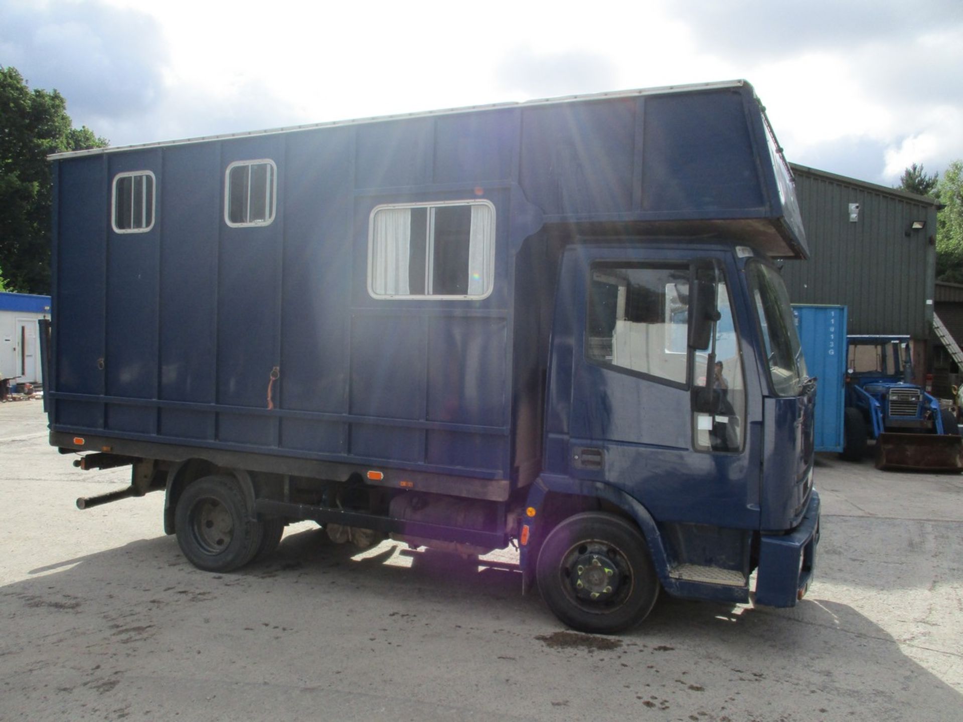 02/02 IVECO-FORD CARGO TECTOR - 3920cc Horse Box (Blue) - Image 4 of 9