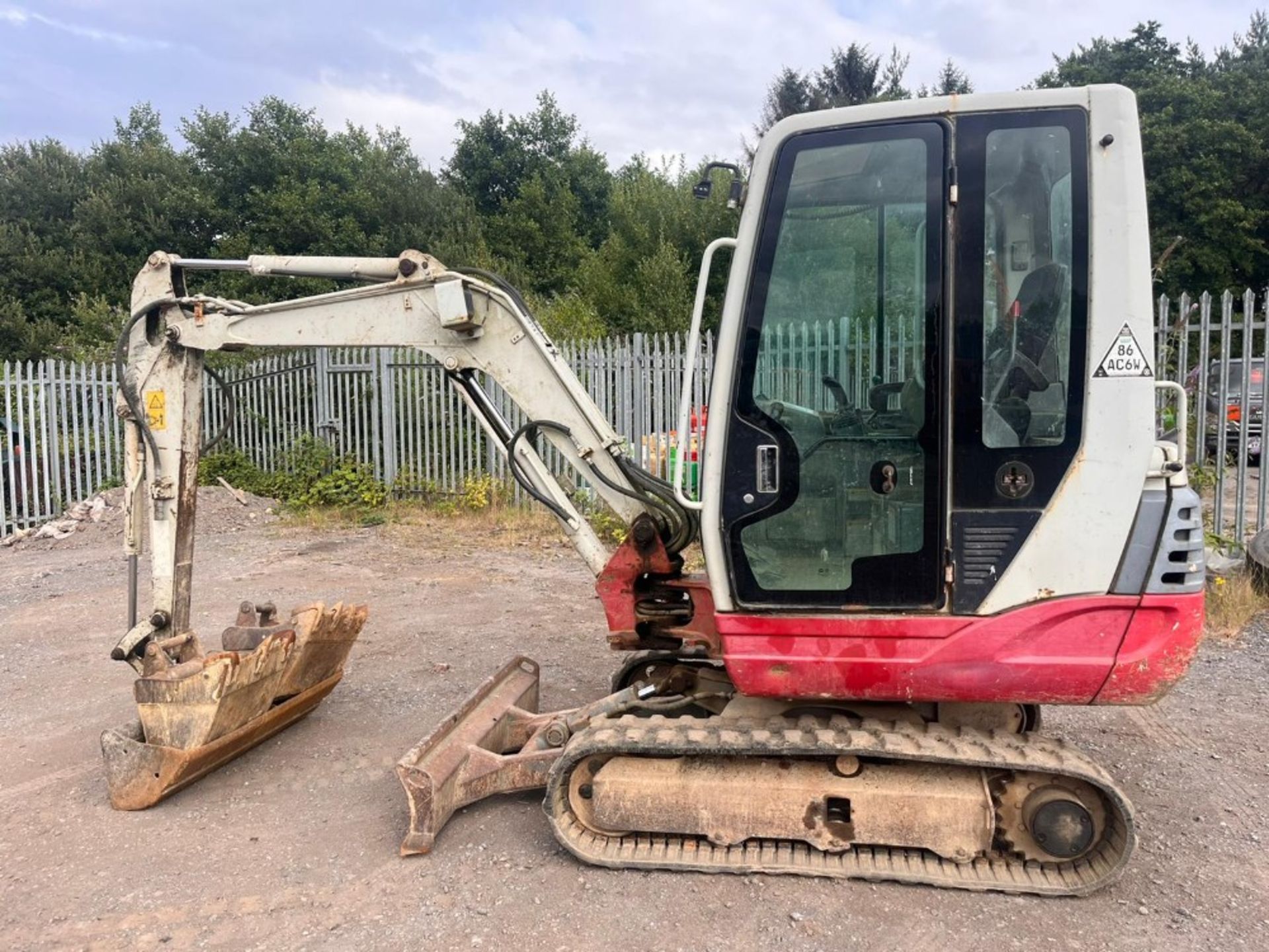 TAKEUCHI TB228 DIGGER C.W 3 BUCKETS 2010 4600HRS RTD