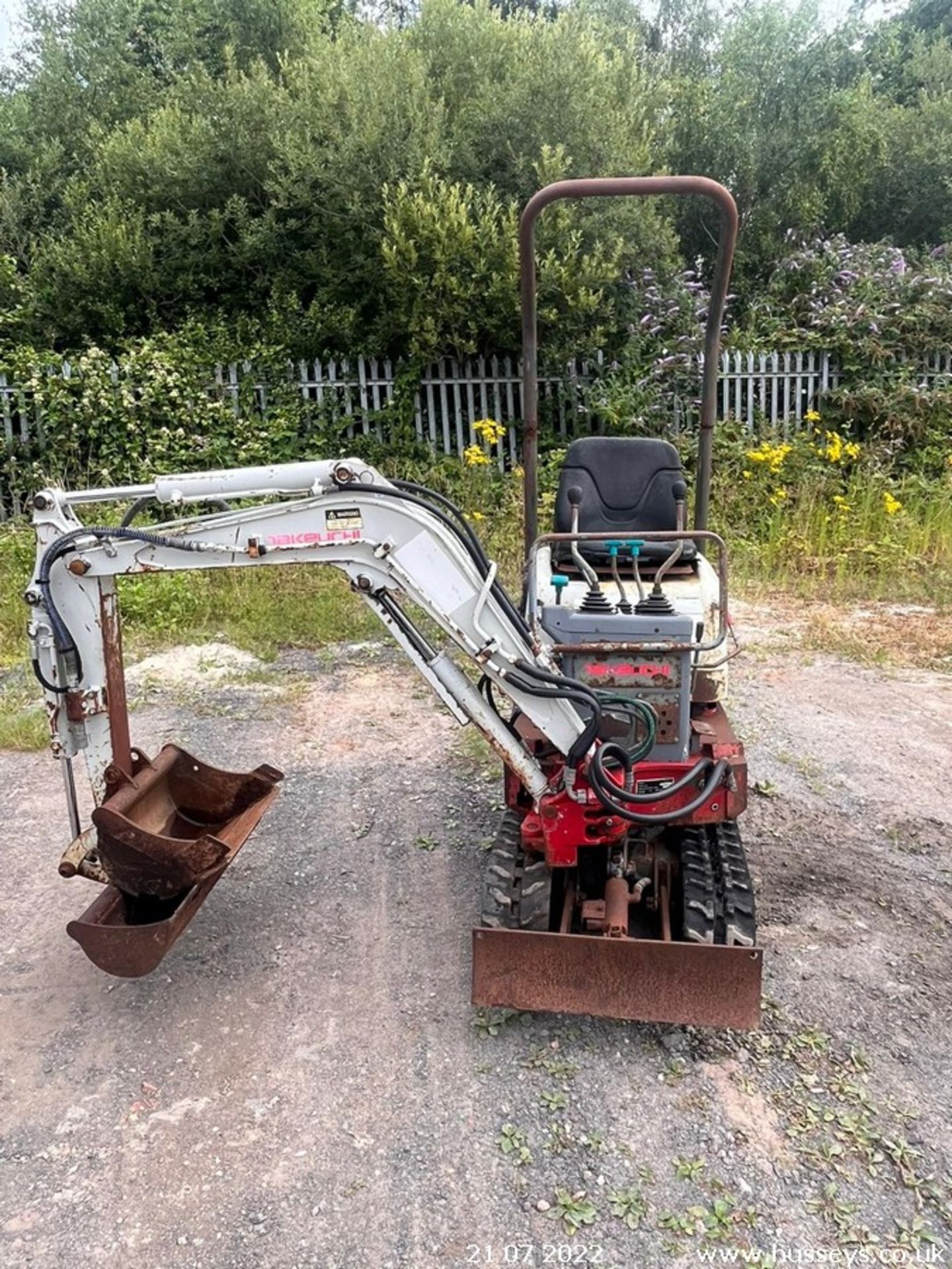 TAKEUCHI TB108 MICRO DIGGER C.W 2 BUCKETS EXPANDING TRACKS RTD - Image 5 of 8