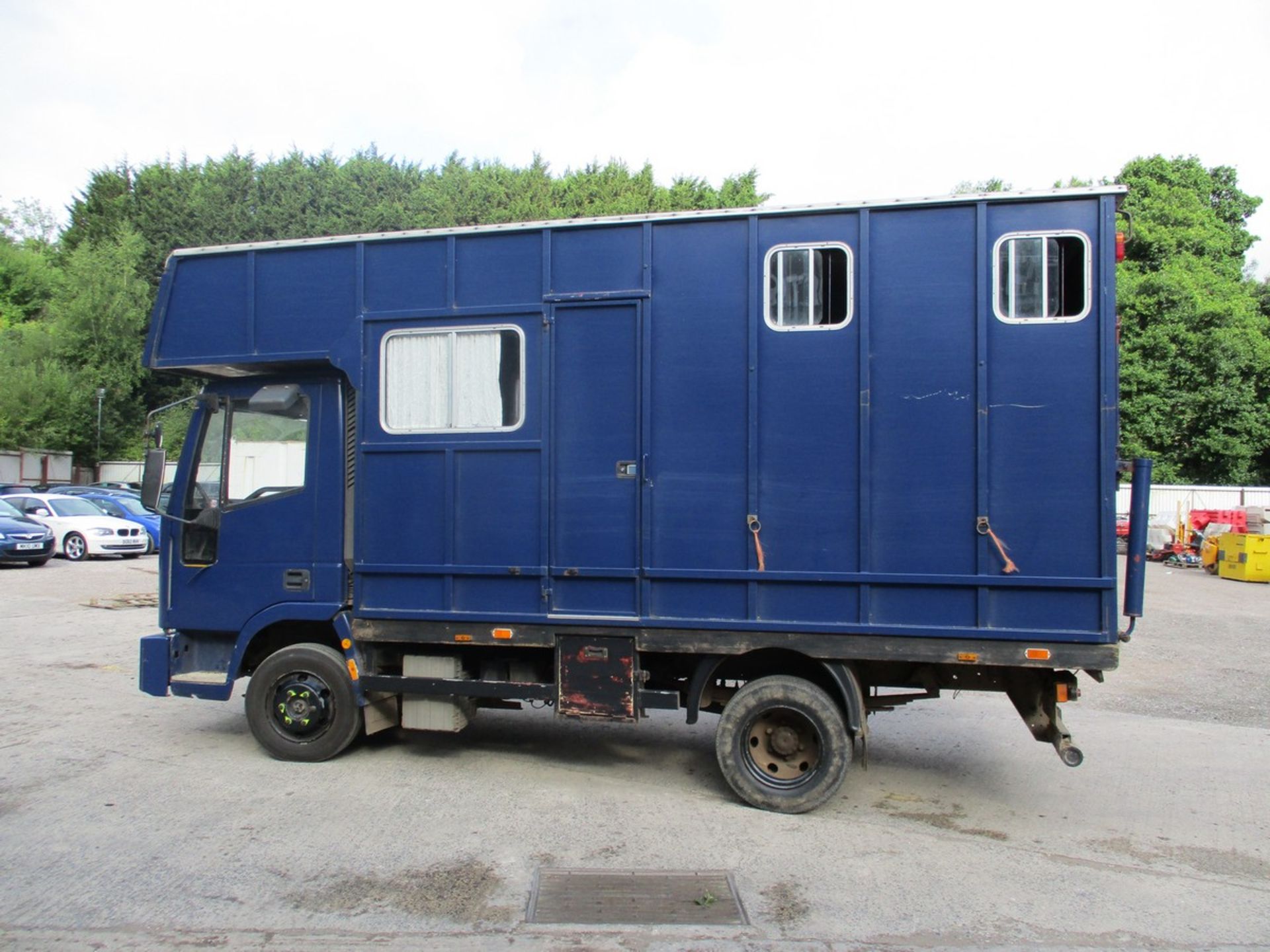 02/02 IVECO-FORD CARGO TECTOR - 3920cc Horse Box (Blue) - Image 2 of 9