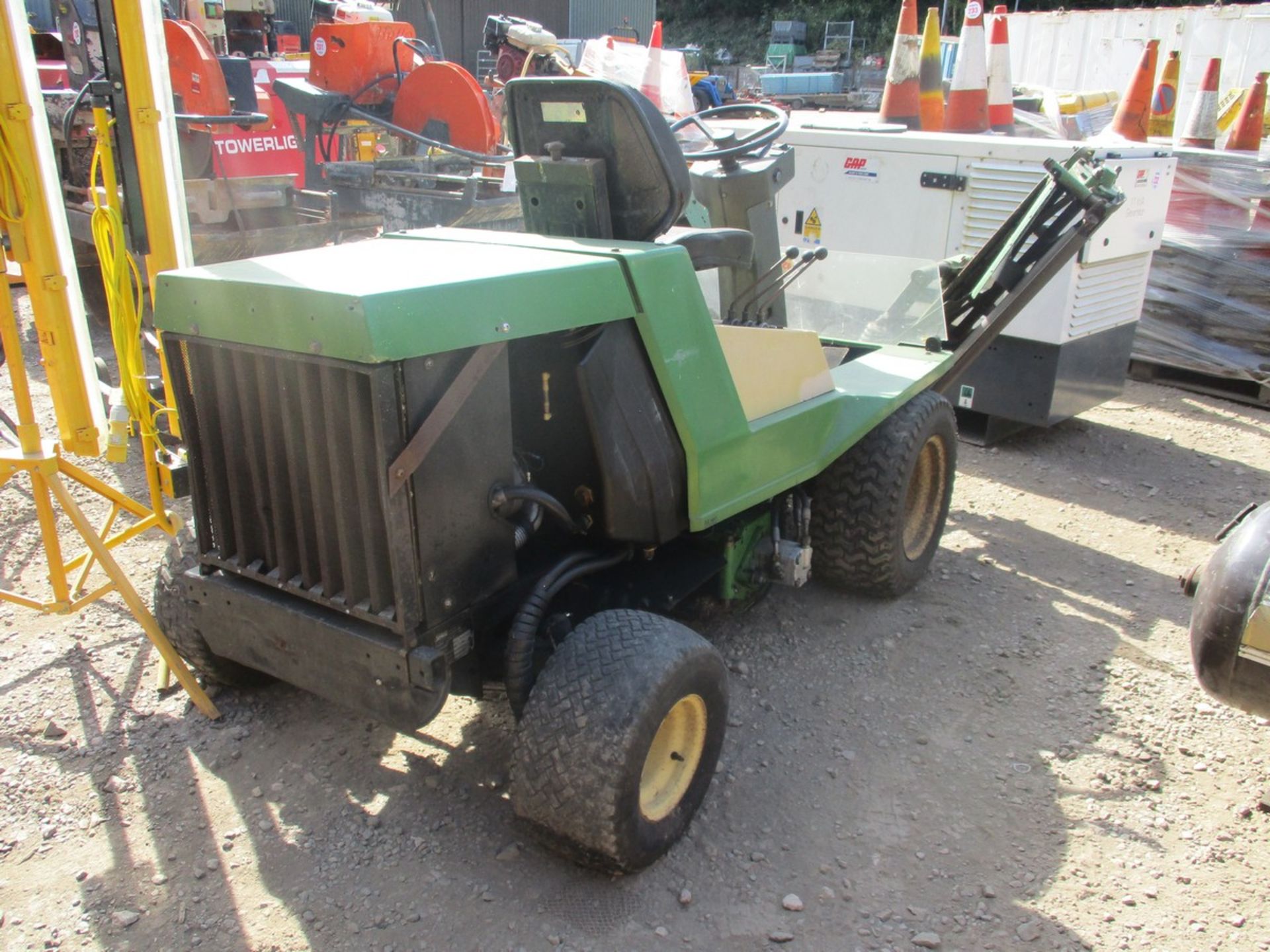 CONTINENT 900-3D 4WD TRIPLE MOWER - Image 2 of 4