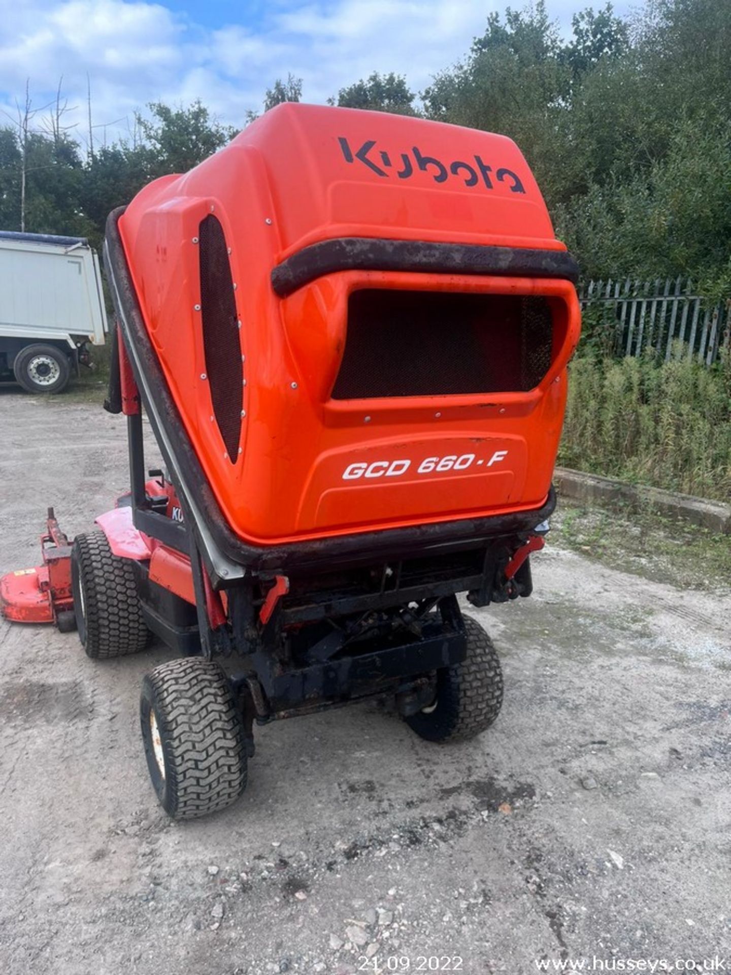KUBOTA F3060 DIESEL OUTFRONT MOWER C.W HI LIFT CLAM SHELL COLLECTOR RDC - Image 3 of 8