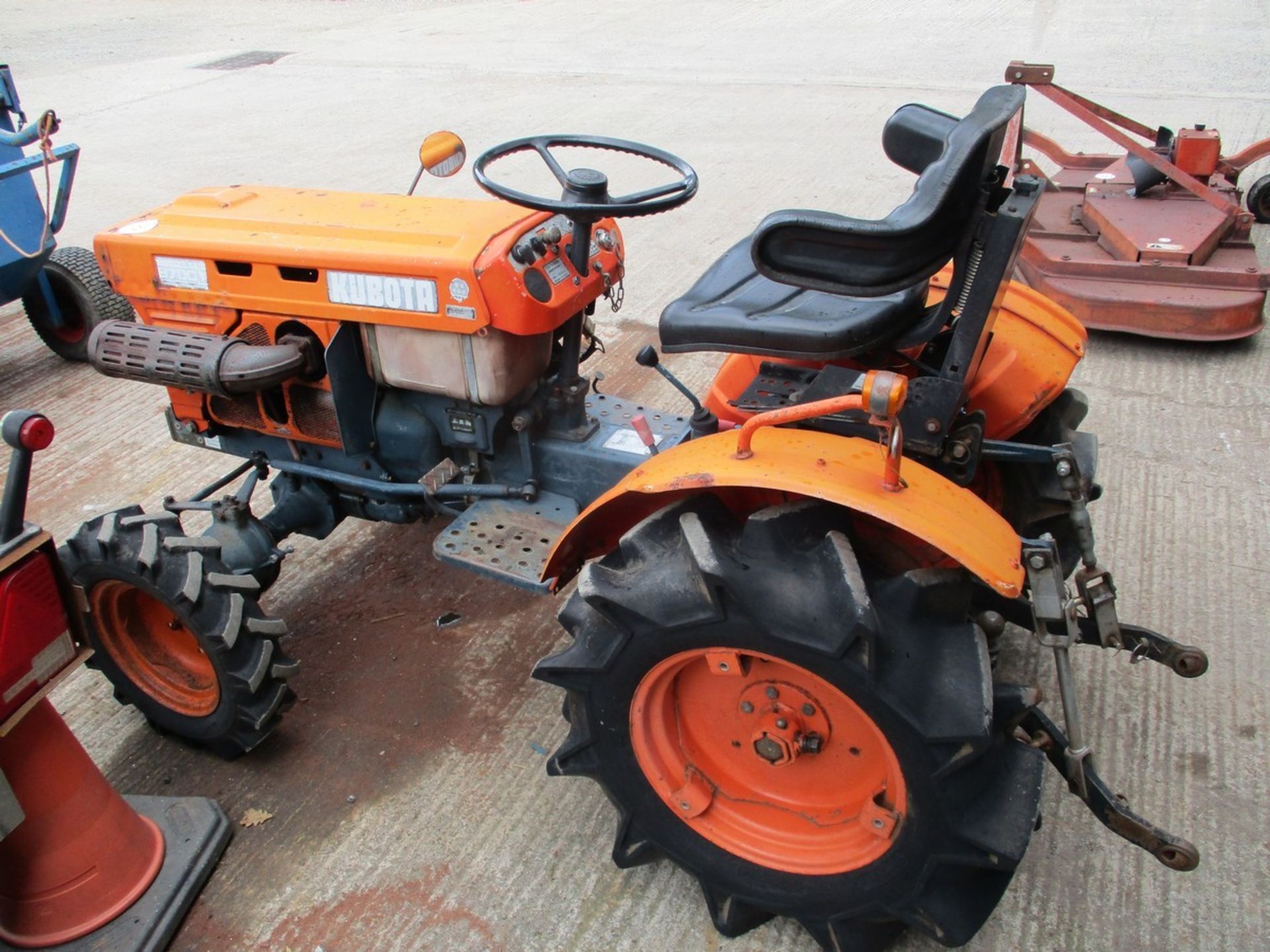 KUBOTA B7001 COMPACT TRACTOR SRD DRIVEN IN - Image 3 of 5