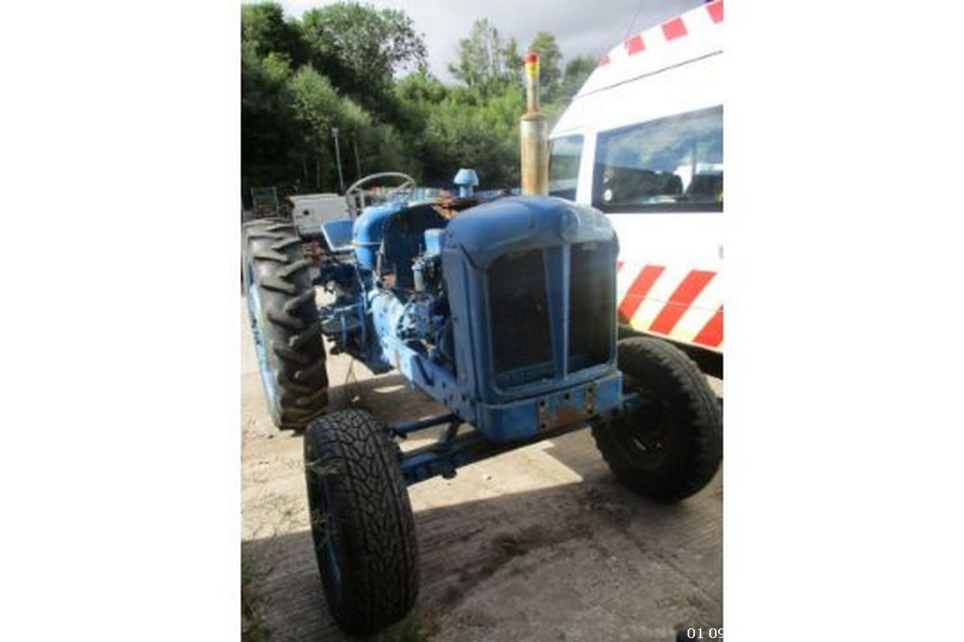 MILITARY STYLE FORDSON MAJOR, SUPER MAJOR BACK END 4 CYL ENGINE NO STARTER MOTOR OR BATTERY. ENGINE - Image 2 of 18