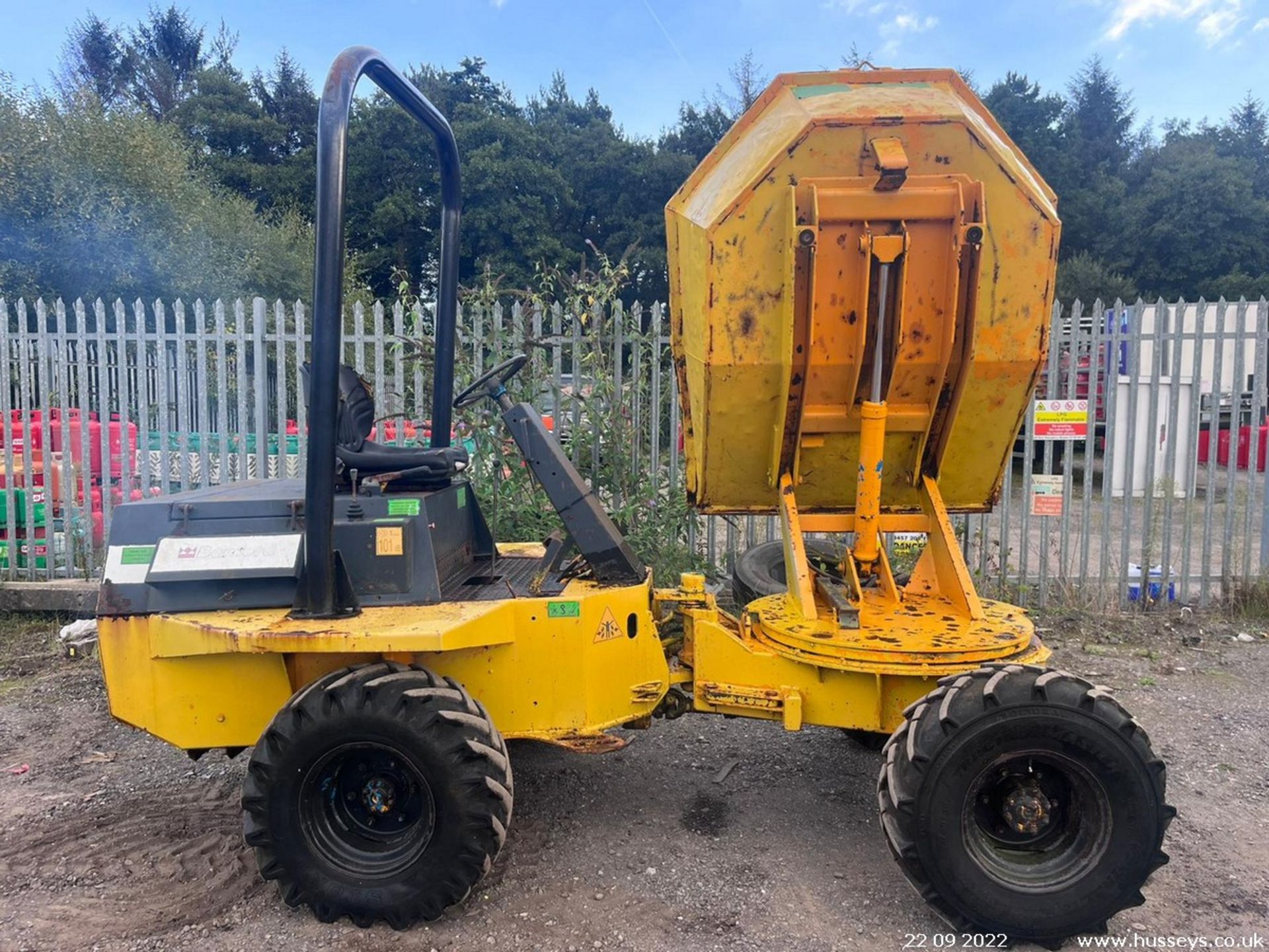 BENFORD TEREX 3 TON SWIVEL SKIP DUMPER MANUAL GEARBOX ROLL BAR RDTS - Image 8 of 15