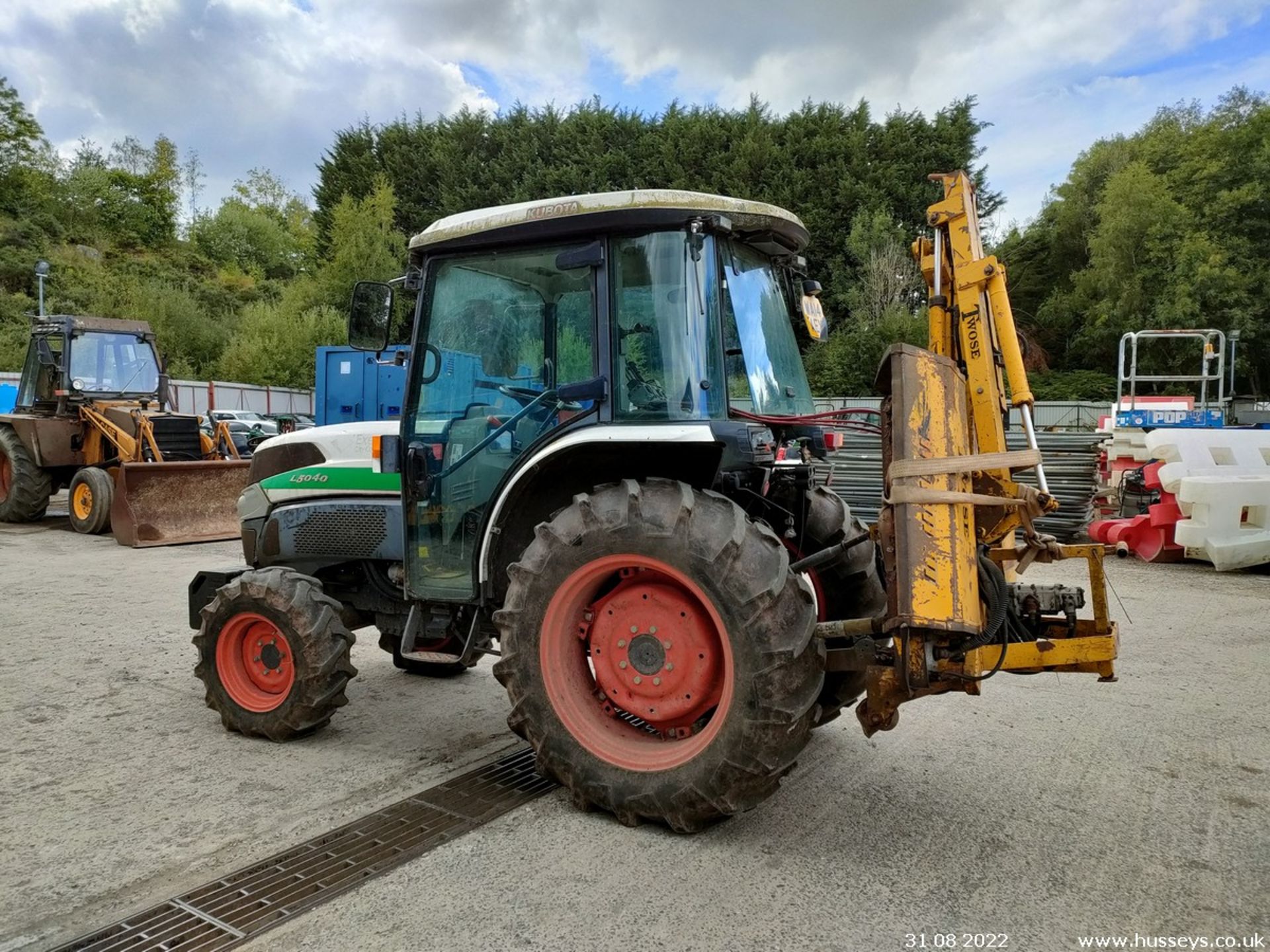 KUBOTA L5040 TRACTOR WA14 AEX SHOWING 640HRS C.W FRONT WEIGHTS & KEY C.W TWOSE FLAIL HEDGE TRIMMER - Image 7 of 19