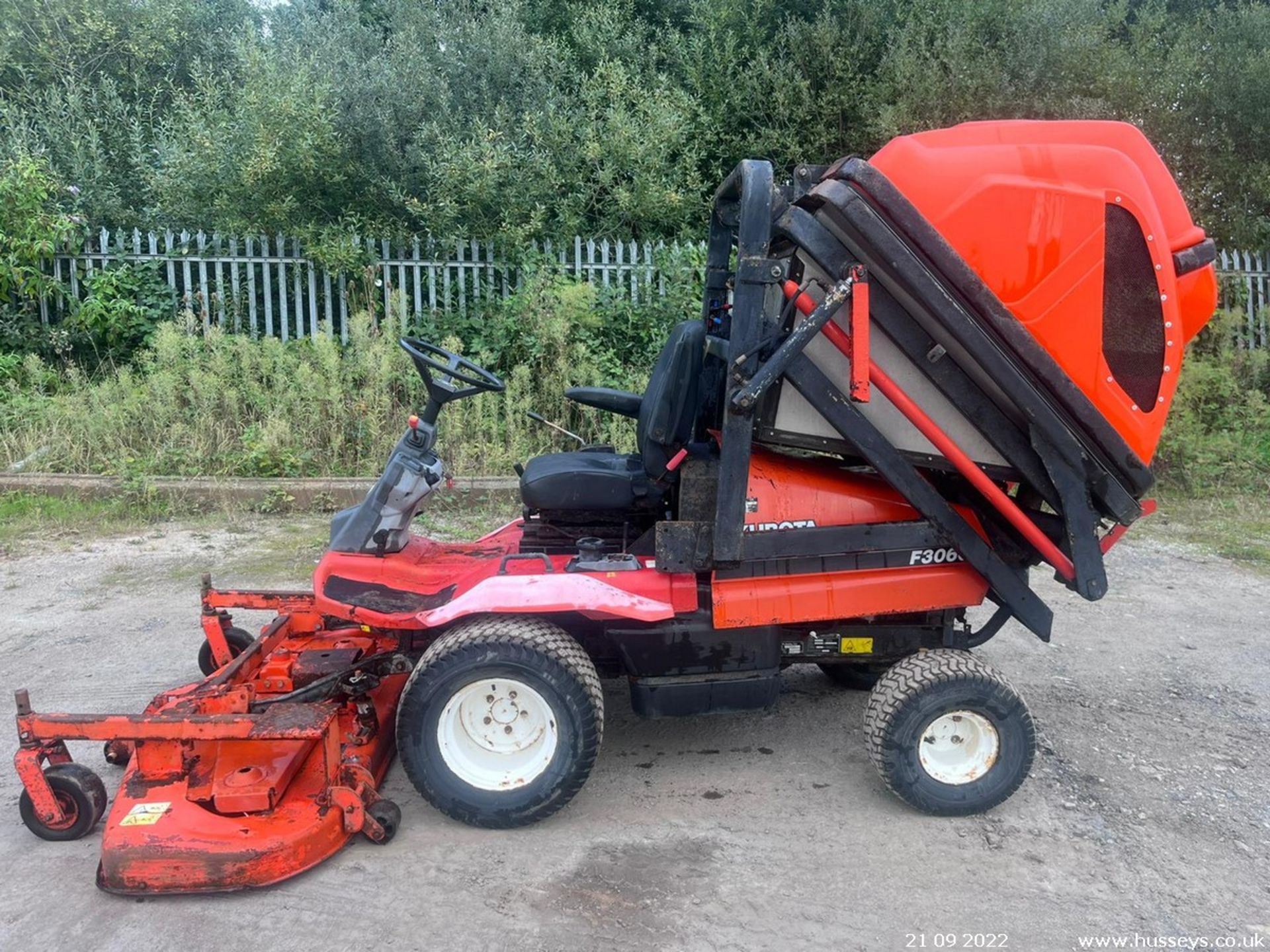 KUBOTA F3060 DIESEL OUTFRONT MOWER C.W HI LIFT CLAM SHELL COLLECTOR RDC - Image 2 of 8