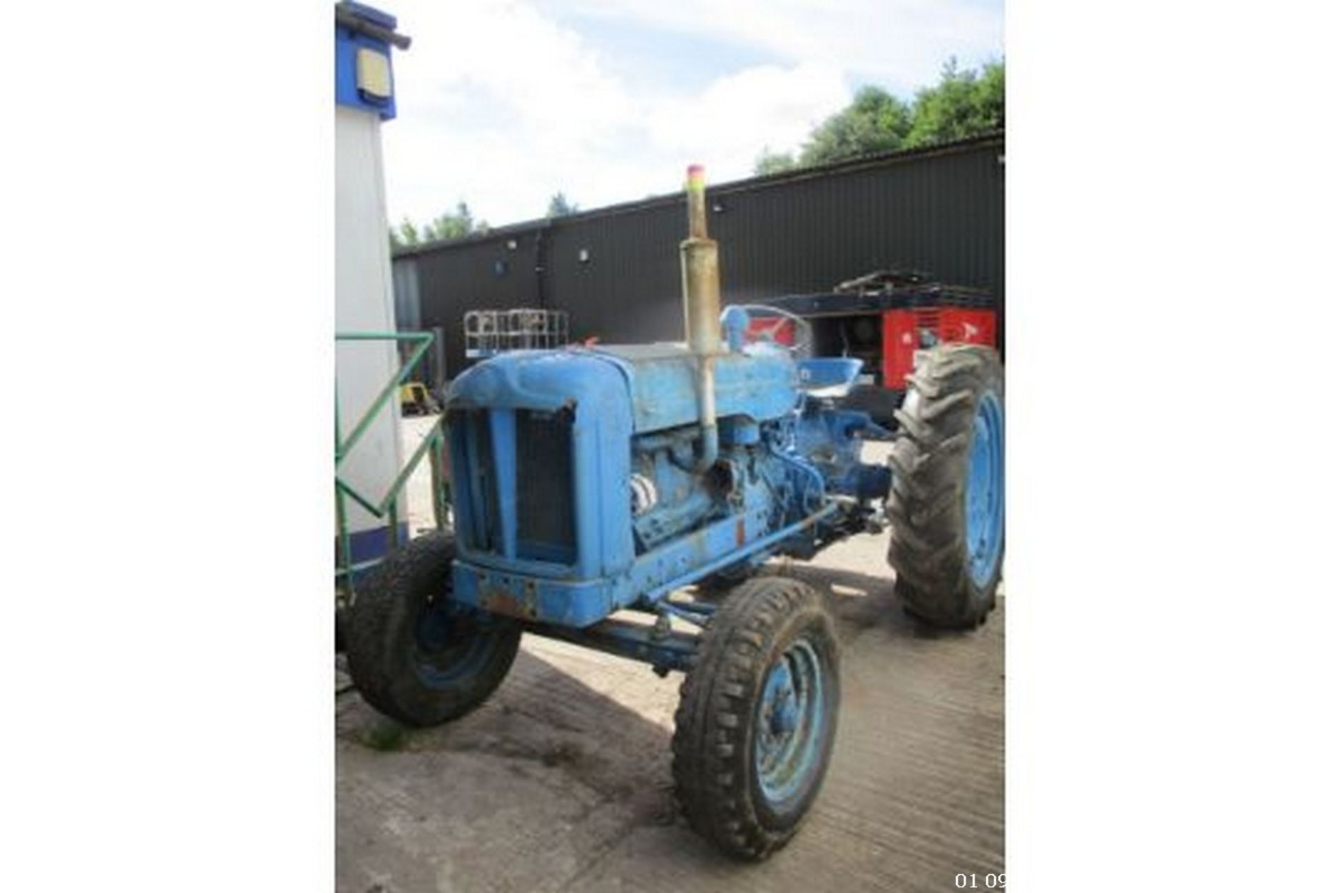 MILITARY STYLE FORDSON MAJOR, SUPER MAJOR BACK END 4 CYL ENGINE NO STARTER MOTOR OR BATTERY. ENGINE