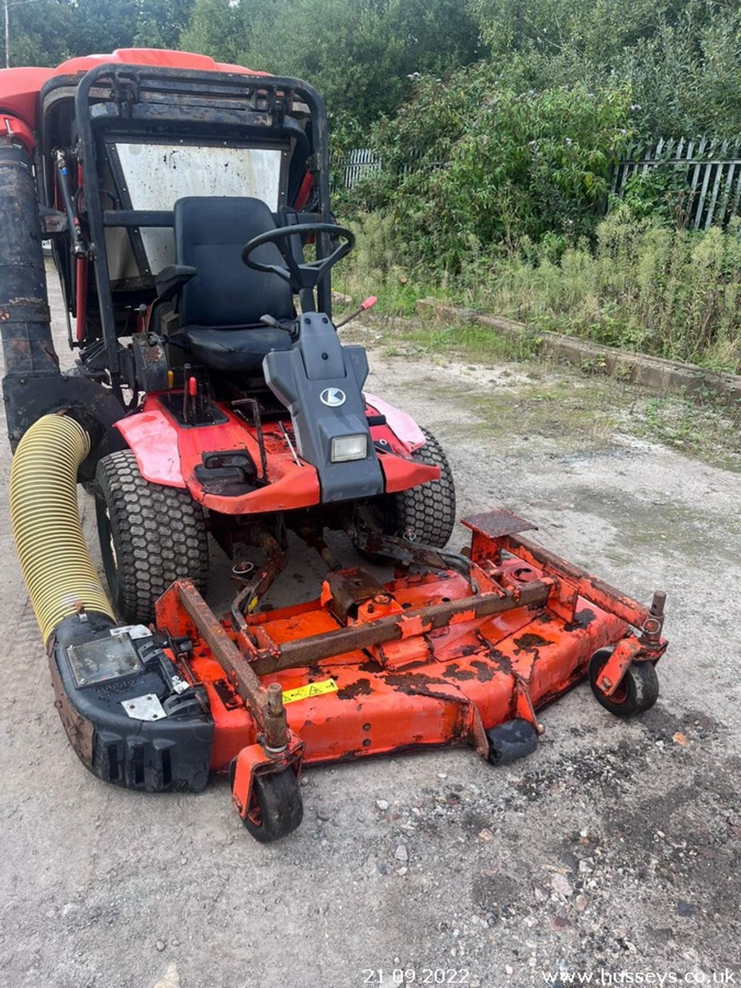 KUBOTA F3060 DIESEL OUTFRONT MOWER C.W HI LIFT CLAM SHELL COLLECTOR RDC - Image 5 of 8