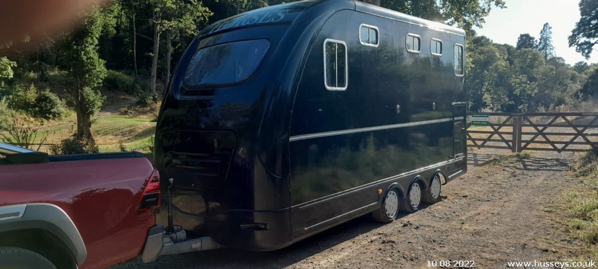 EQUI TREK STAR TREKA HORSE TRAILER 2008 C.W LEISURE BATTERY & MAINS HOOK UP, SEAT/BUNKBEDS, - Image 3 of 10