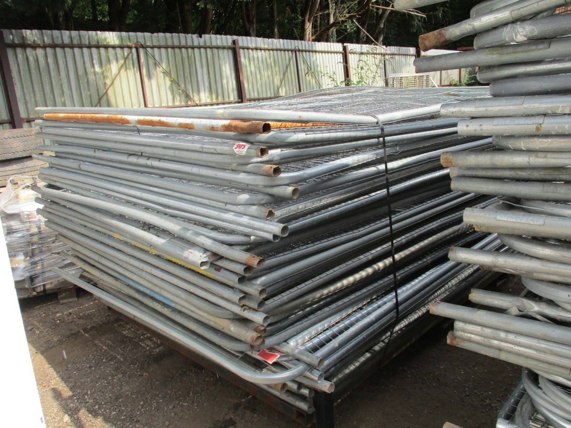 APPROX 38 HERRAS FENCE PANELS C.W 1 PALLET OF FEET