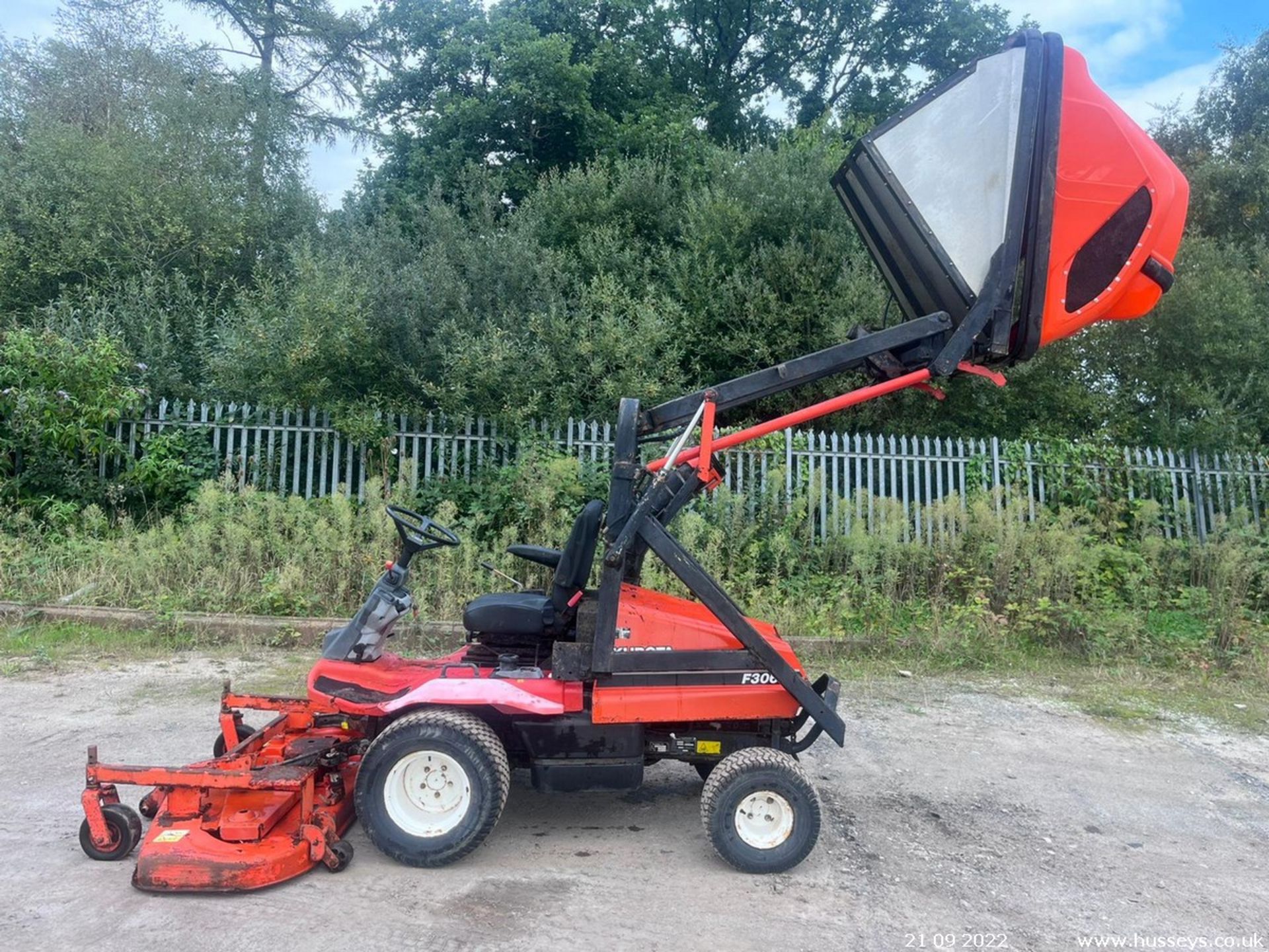 KUBOTA F3060 DIESEL OUTFRONT MOWER C.W HI LIFT CLAM SHELL COLLECTOR RDC - Image 4 of 8