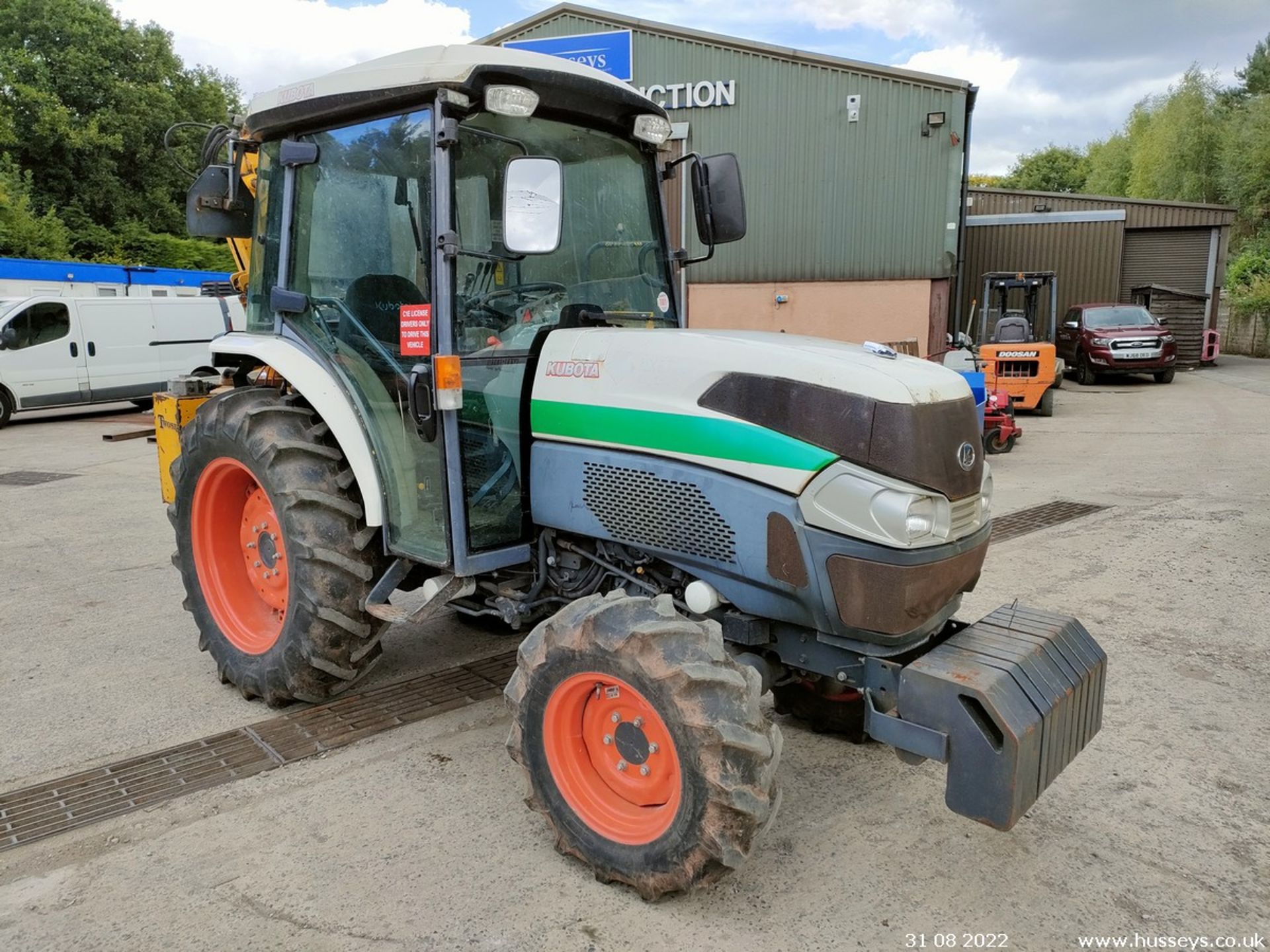 KUBOTA L5040 TRACTOR WA14 AEX SHOWING 640HRS C.W FRONT WEIGHTS & KEY C.W TWOSE FLAIL HEDGE TRIMMER - Image 14 of 19