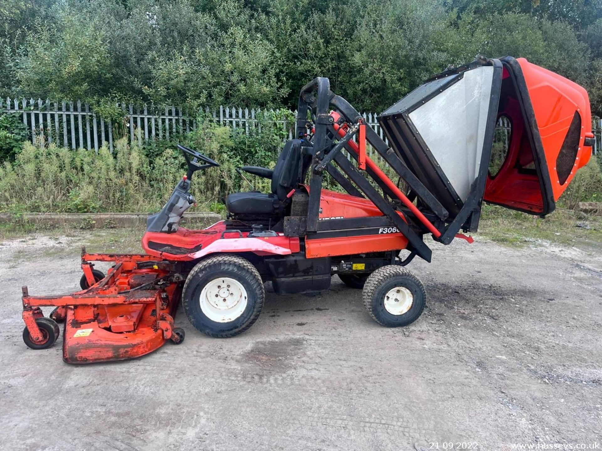 KUBOTA F3060 DIESEL OUTFRONT MOWER C.W HI LIFT CLAM SHELL COLLECTOR RDC - Image 6 of 8