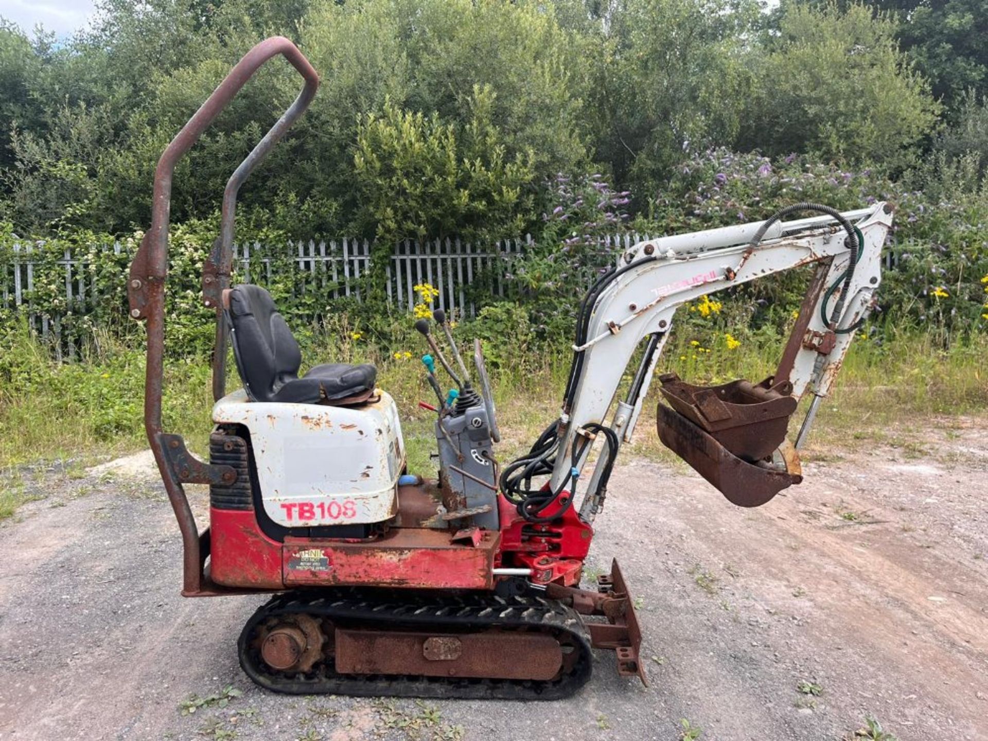 TAKEUCHI TB108 MICRO DIGGER 2 BUCKETS RTD