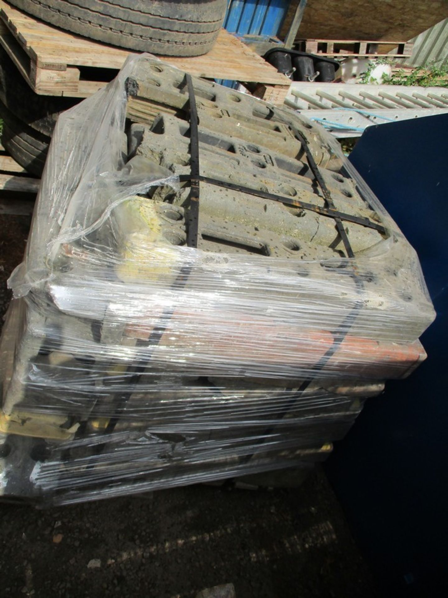 APPROX 38 HERRAS FENCE PANELS C.W 1 PALLET OF FEET - Image 2 of 2