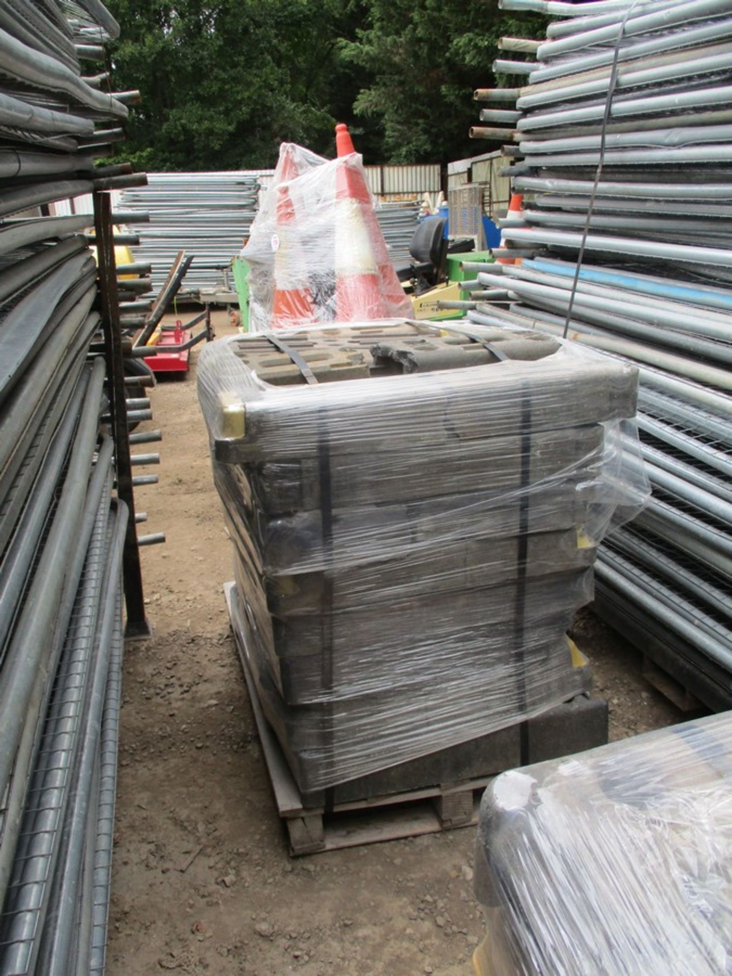 APPROX 58 HERRAS FENCE PANELS C.W PALLET OF FEET - Image 2 of 2