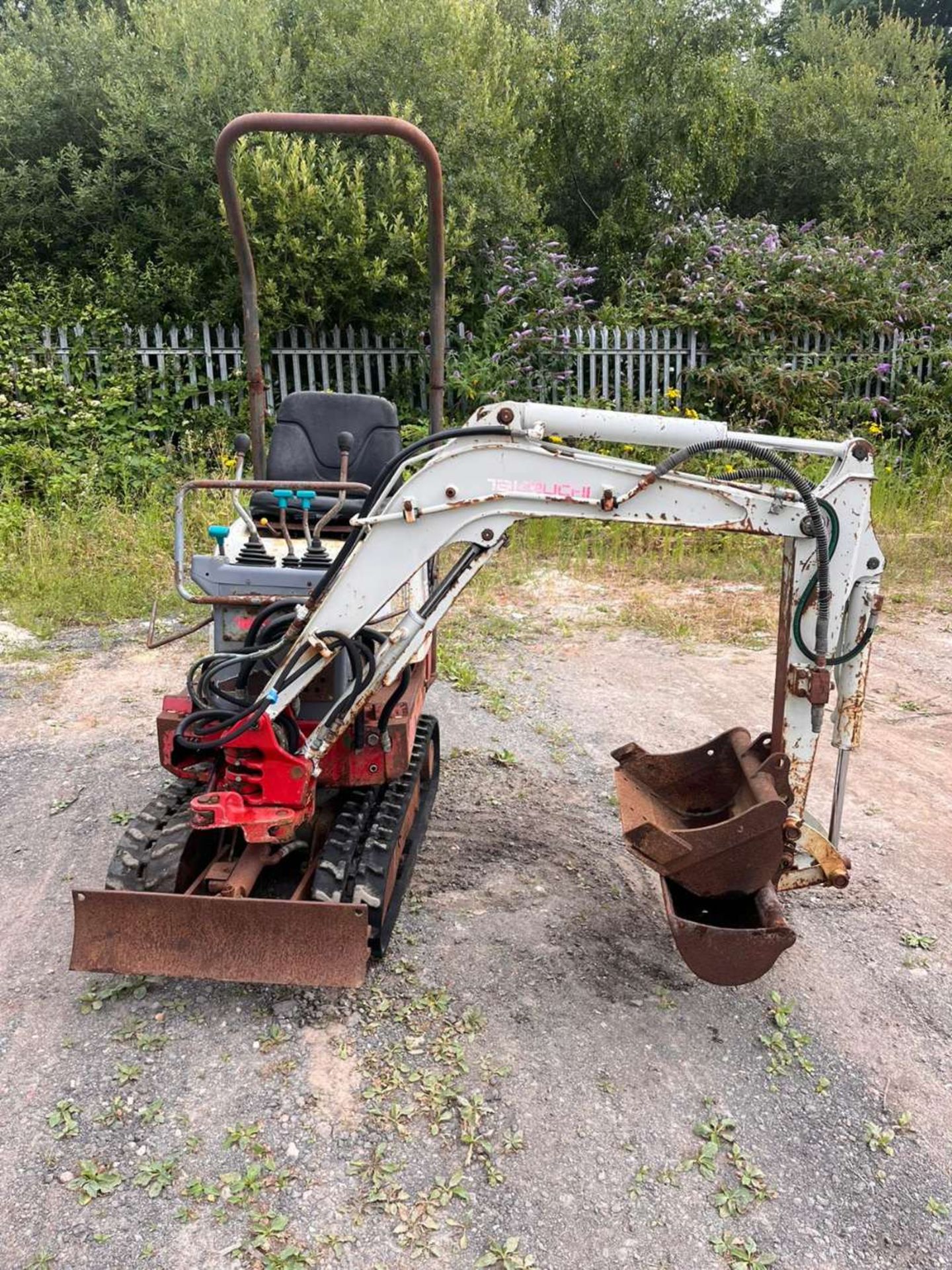 TAKEUCHI TB108 MICRO DIGGER 2 BUCKETS RTD - Image 3 of 7