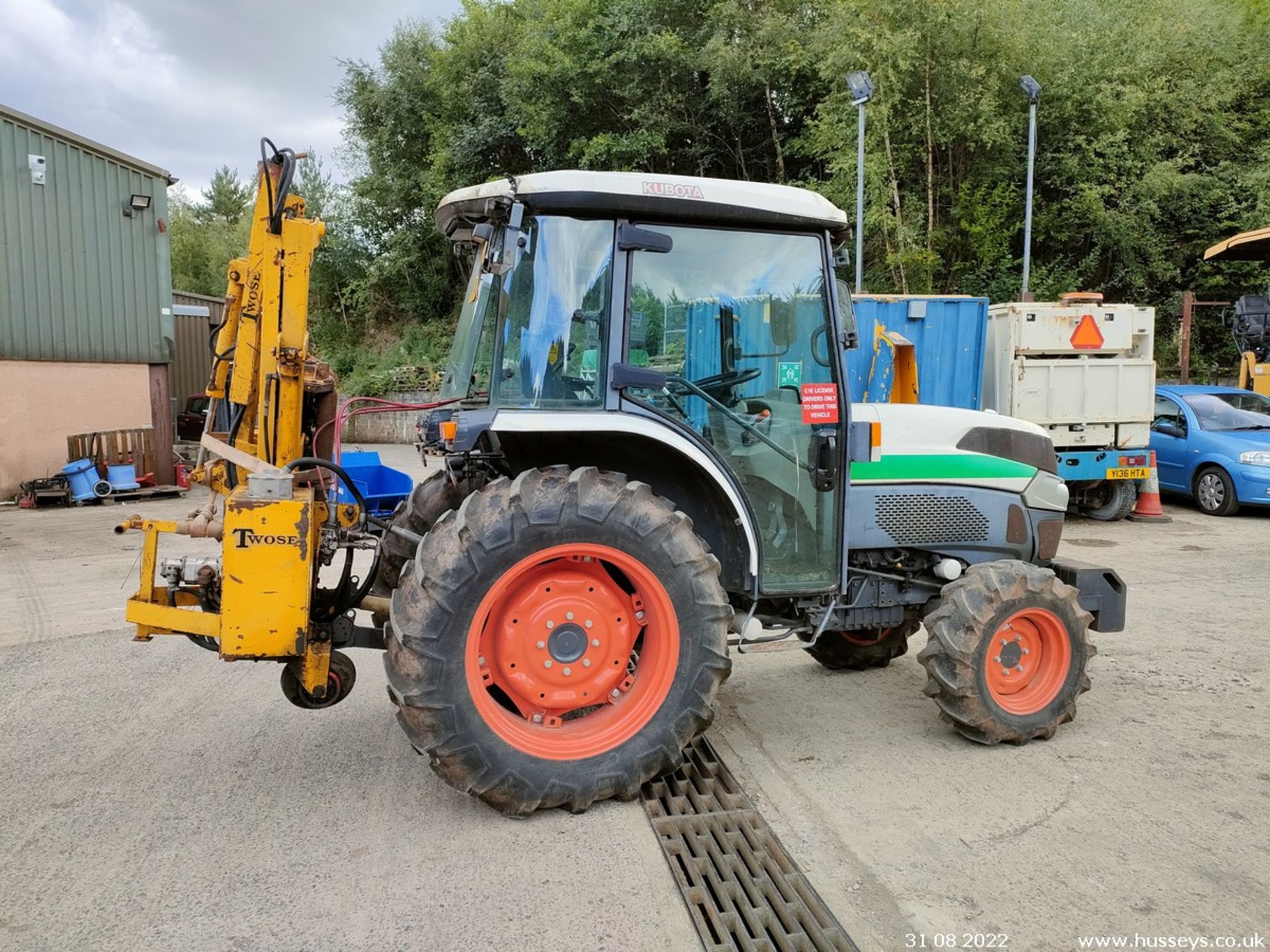 KUBOTA L5040 TRACTOR WA14 AEX SHOWING 640HRS C.W FRONT WEIGHTS & KEY C.W TWOSE FLAIL HEDGE TRIMMER - Image 13 of 19