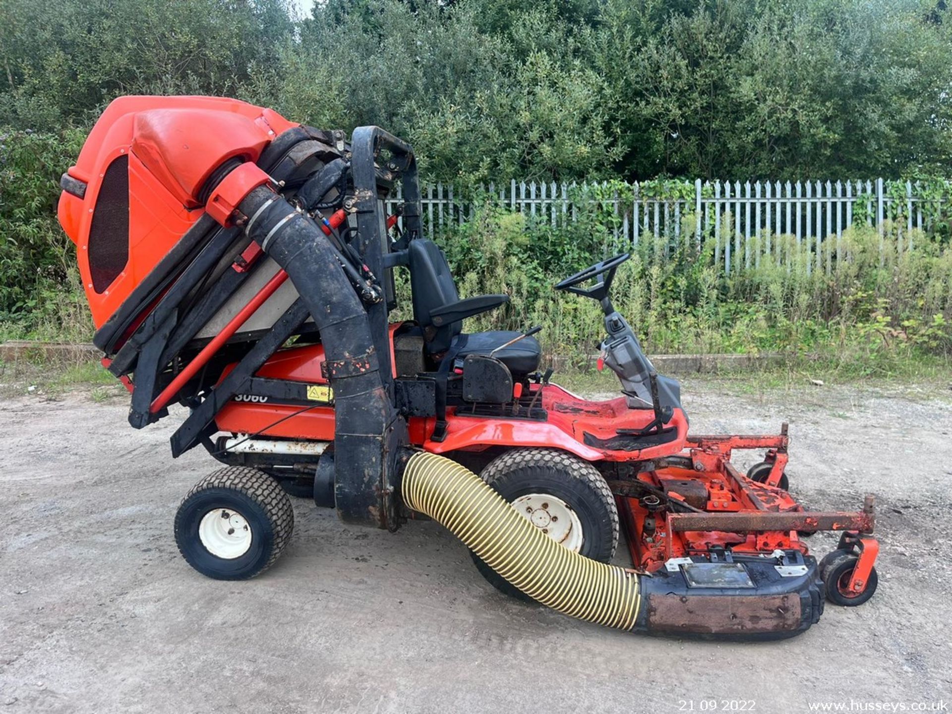 KUBOTA F3060 DIESEL OUTFRONT MOWER C.W HI LIFT CLAM SHELL COLLECTOR RDC