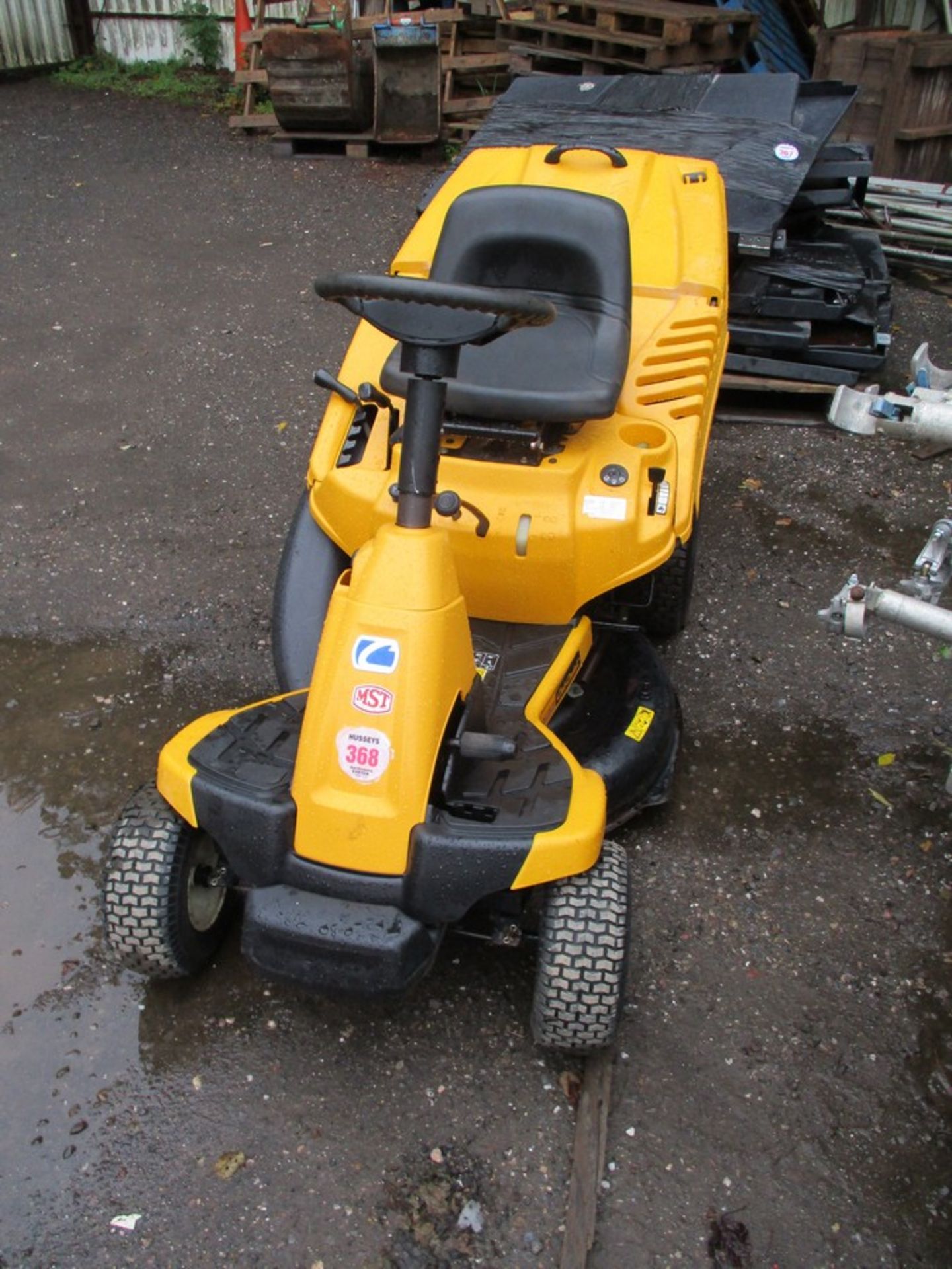 CUB CADET RIDE ON MOWER 2014 - Image 2 of 3