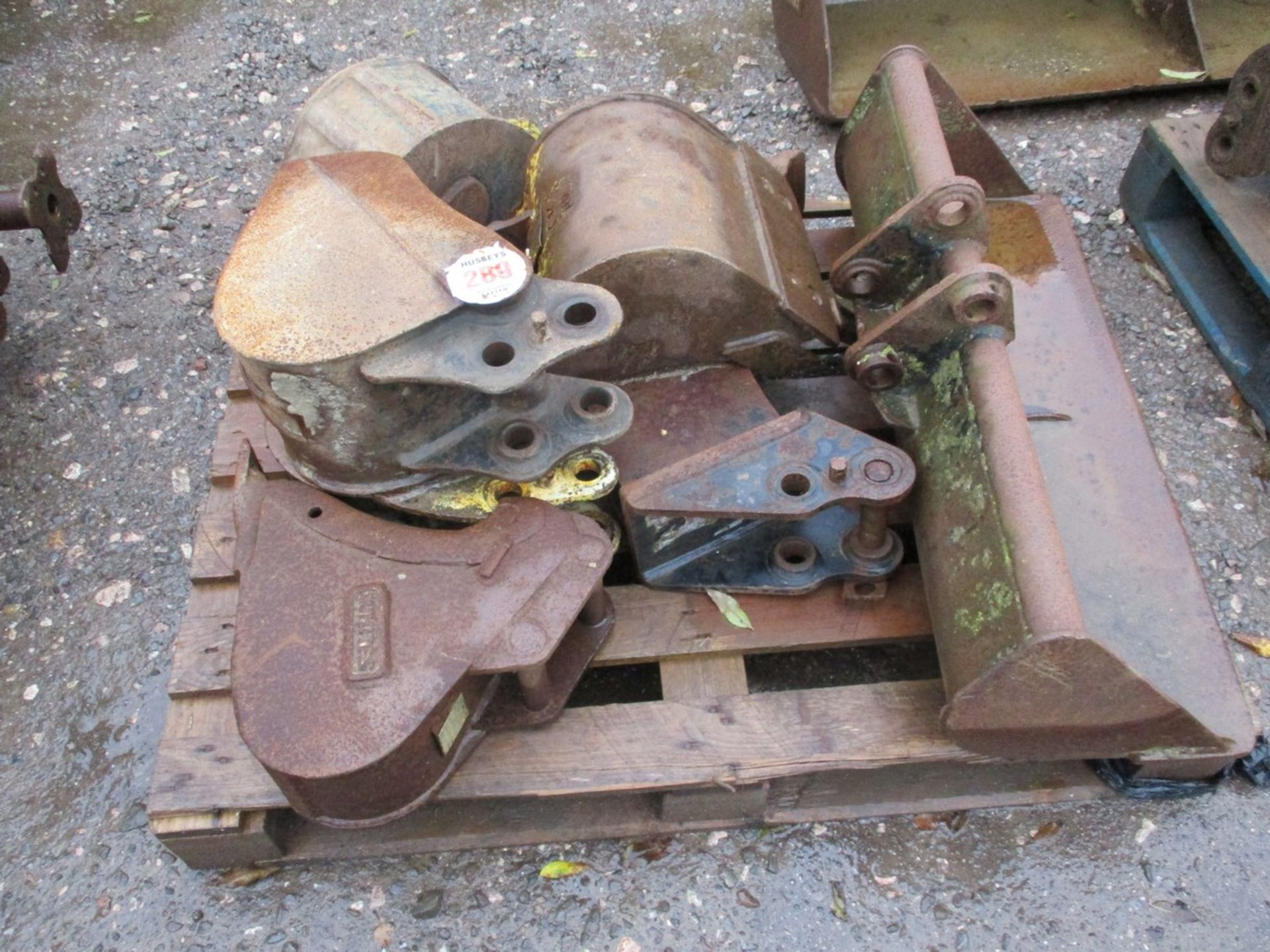 PALLET OF MINI DIGGER BUCKETS