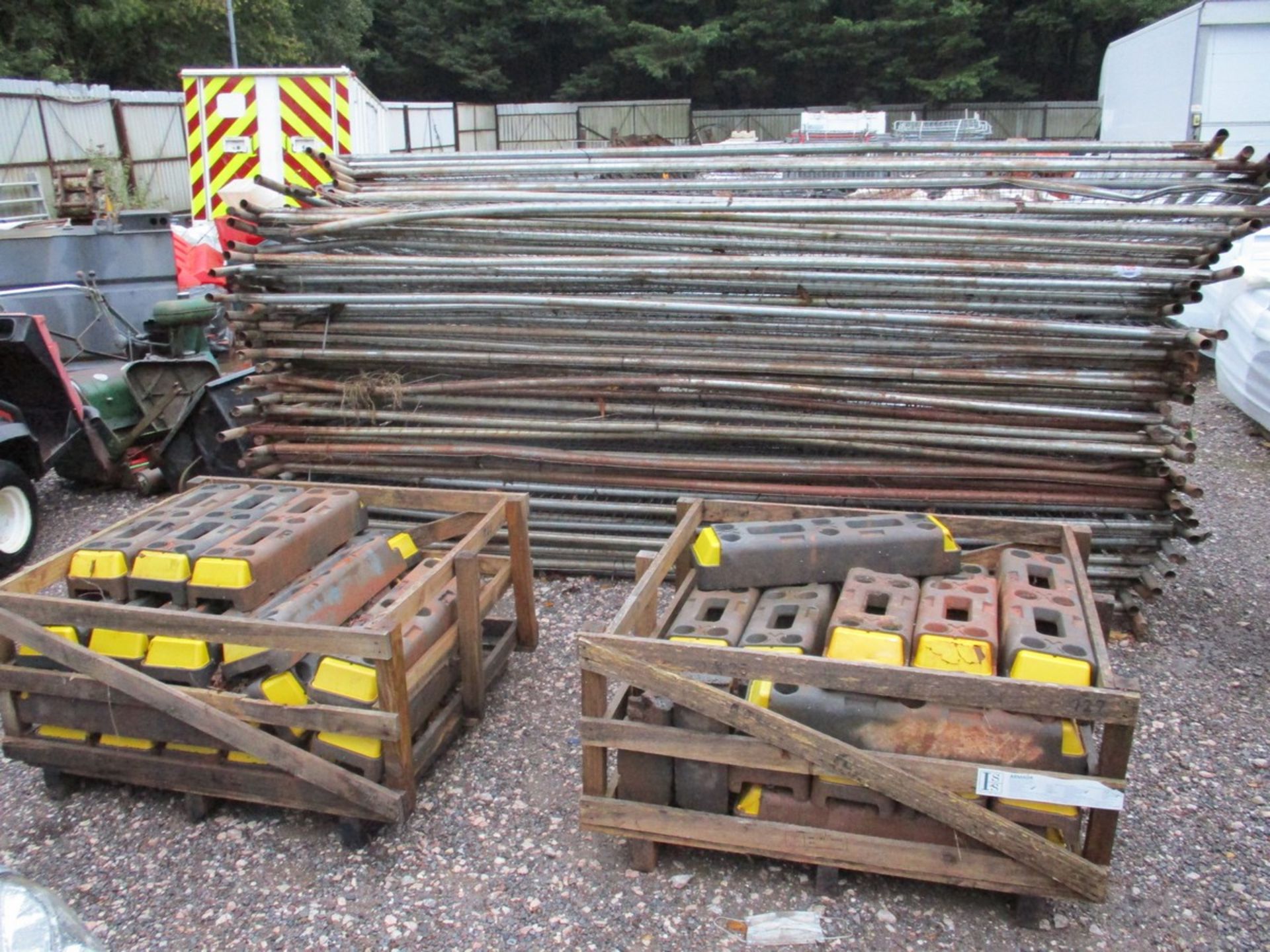 APPROX 48 HERAS FENCE PANELS C.W 2 CRATES OF FEET