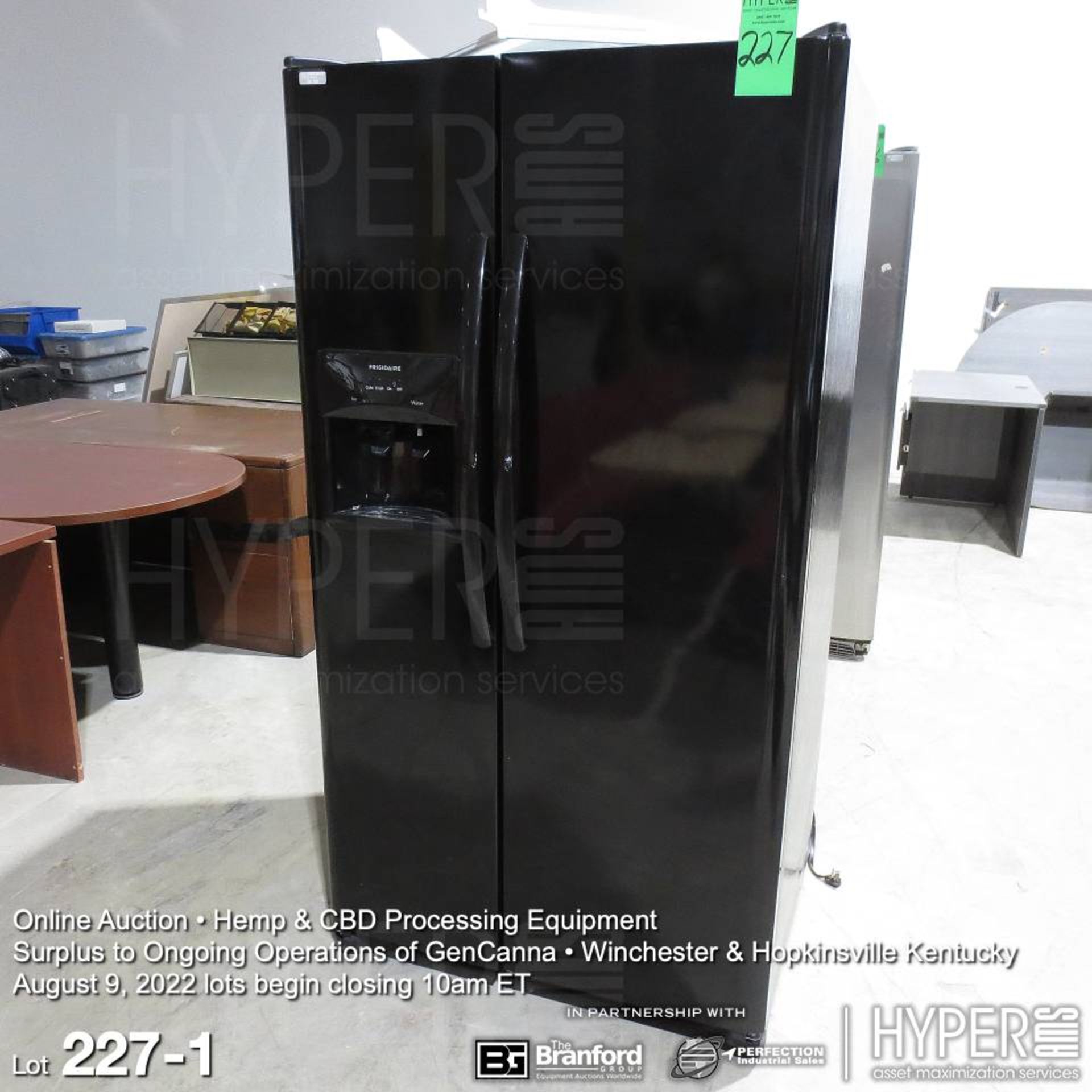 Frigidaire LFSS2612TE1 refrigerator / freezer with ice maker, black