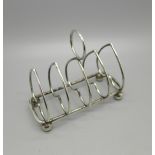 A silver toast rack, Chester 1902, 73g