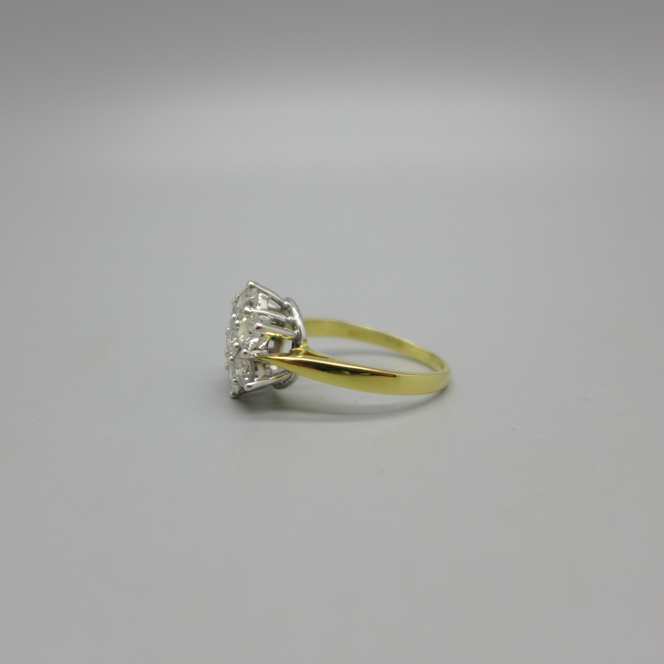 An 18ct gold, seven stone diamond cluster ring, stamped 2ct to the band, 5.1g, P - Bild 2 aus 3