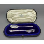 An Edwardian silver christening set, fork and spoon, Chester 1908, 55g, in fitted case