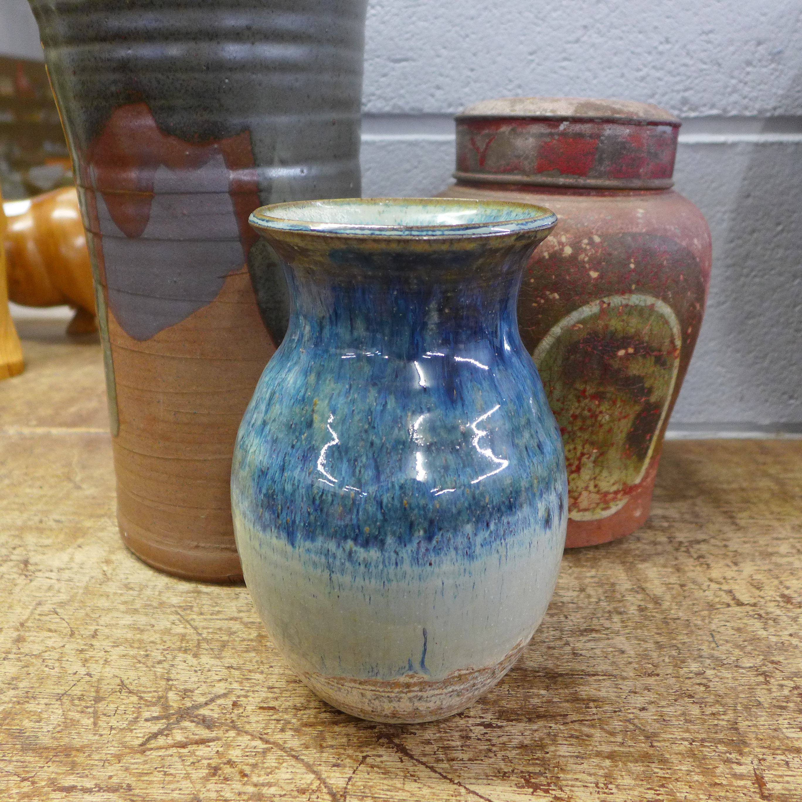 A studio pottery vase, cylindrical vase and a Victorian tea caddy - Bild 3 aus 7