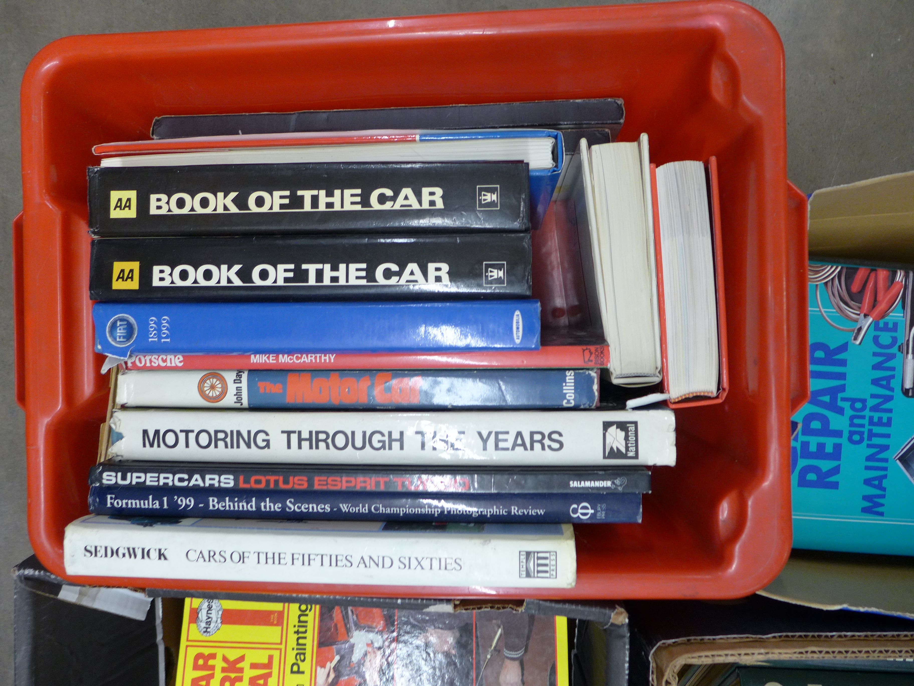 Eight boxes of motoring books including Car Fixit bound magazines and other maintenance guides - Bild 9 aus 9