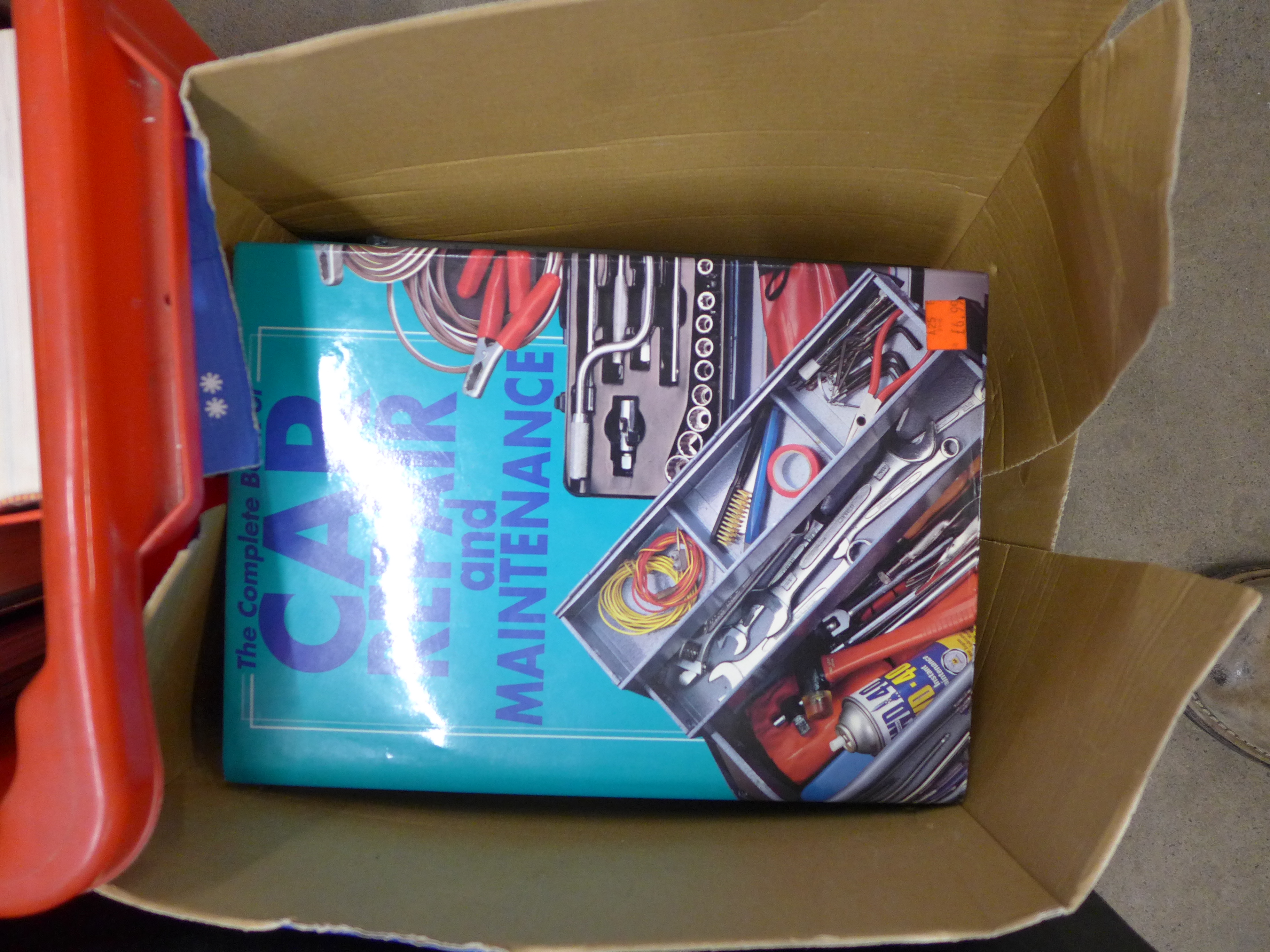 Eight boxes of motoring books including Car Fixit bound magazines and other maintenance guides - Bild 8 aus 9