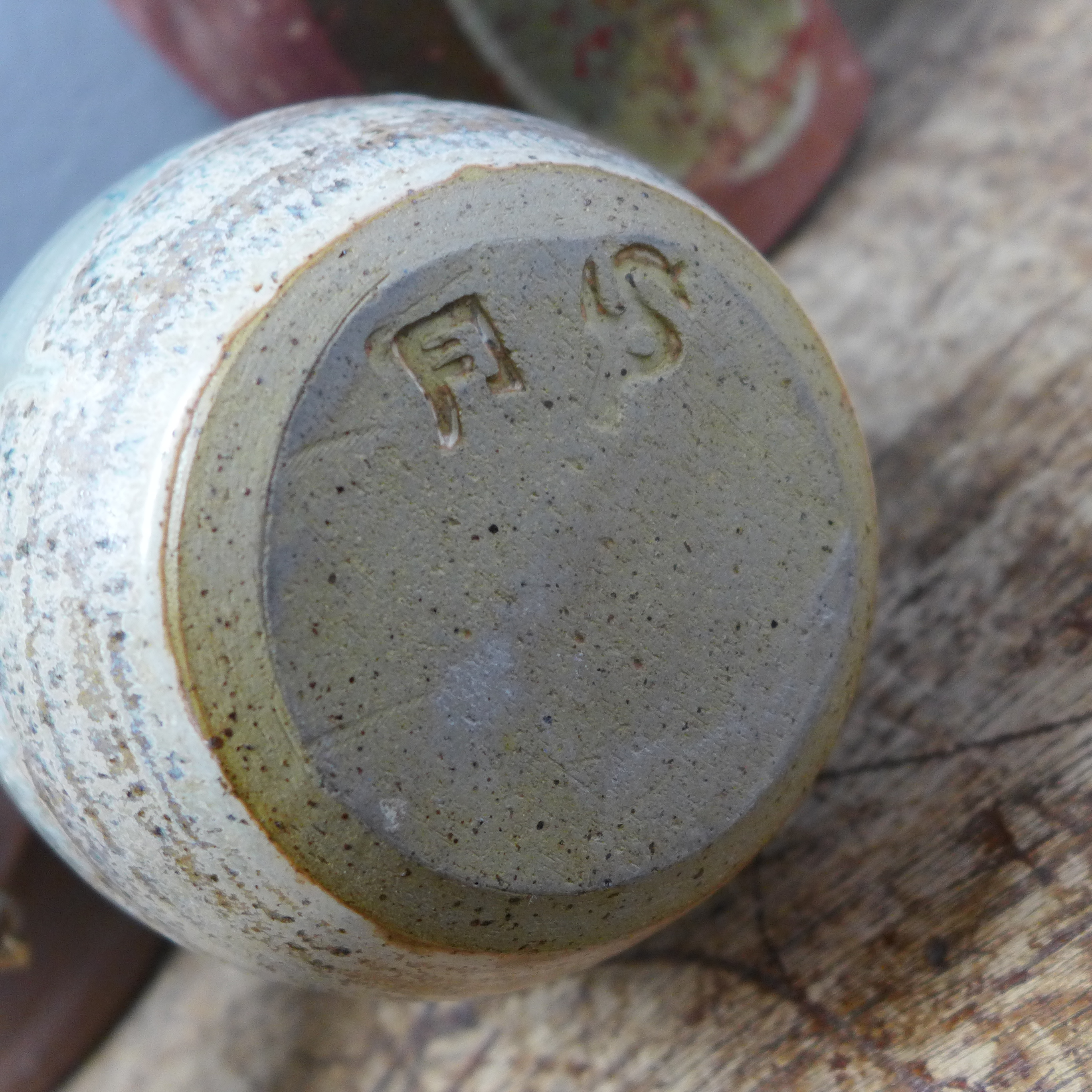 A studio pottery vase, cylindrical vase and a Victorian tea caddy - Bild 6 aus 7