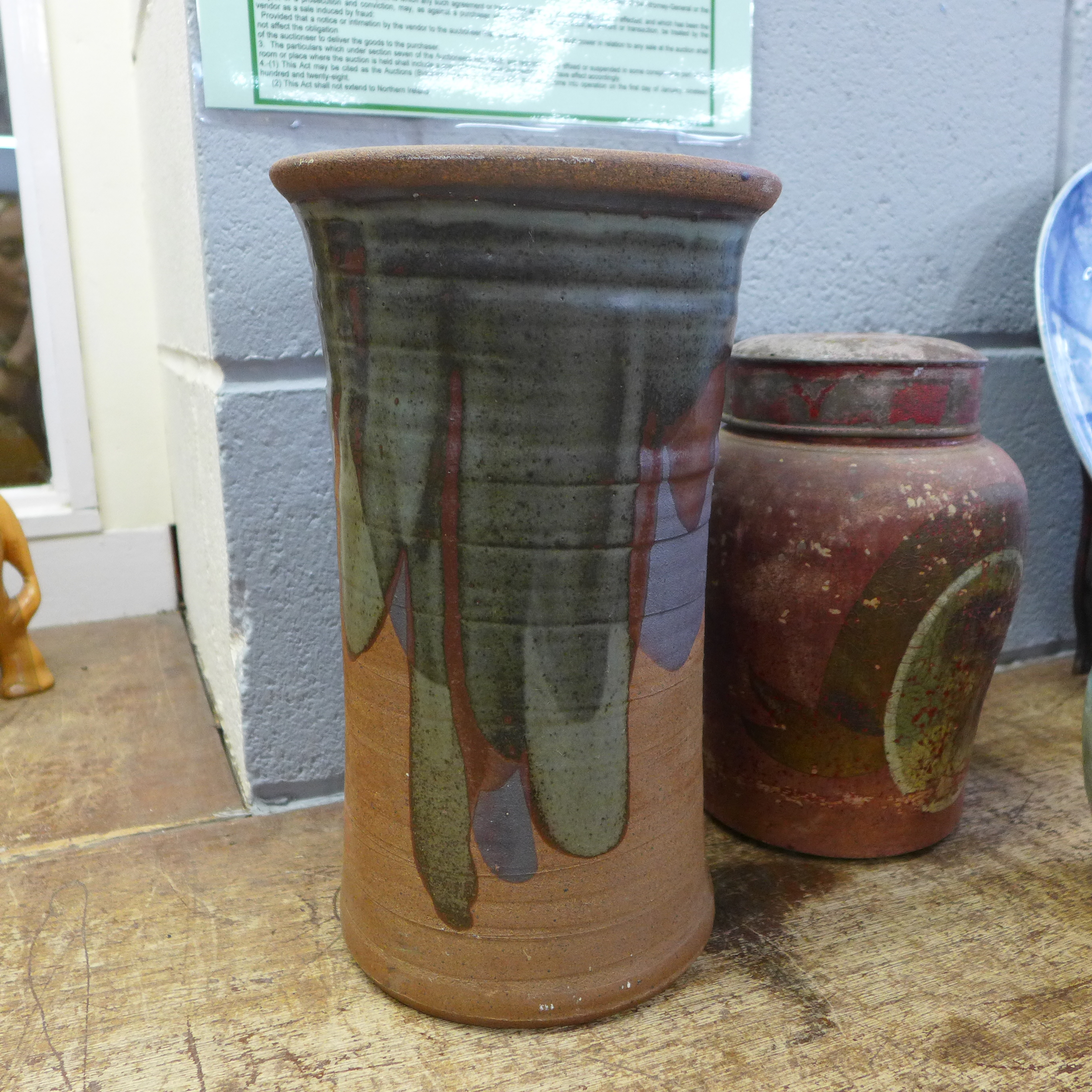 A studio pottery vase, cylindrical vase and a Victorian tea caddy - Bild 4 aus 7