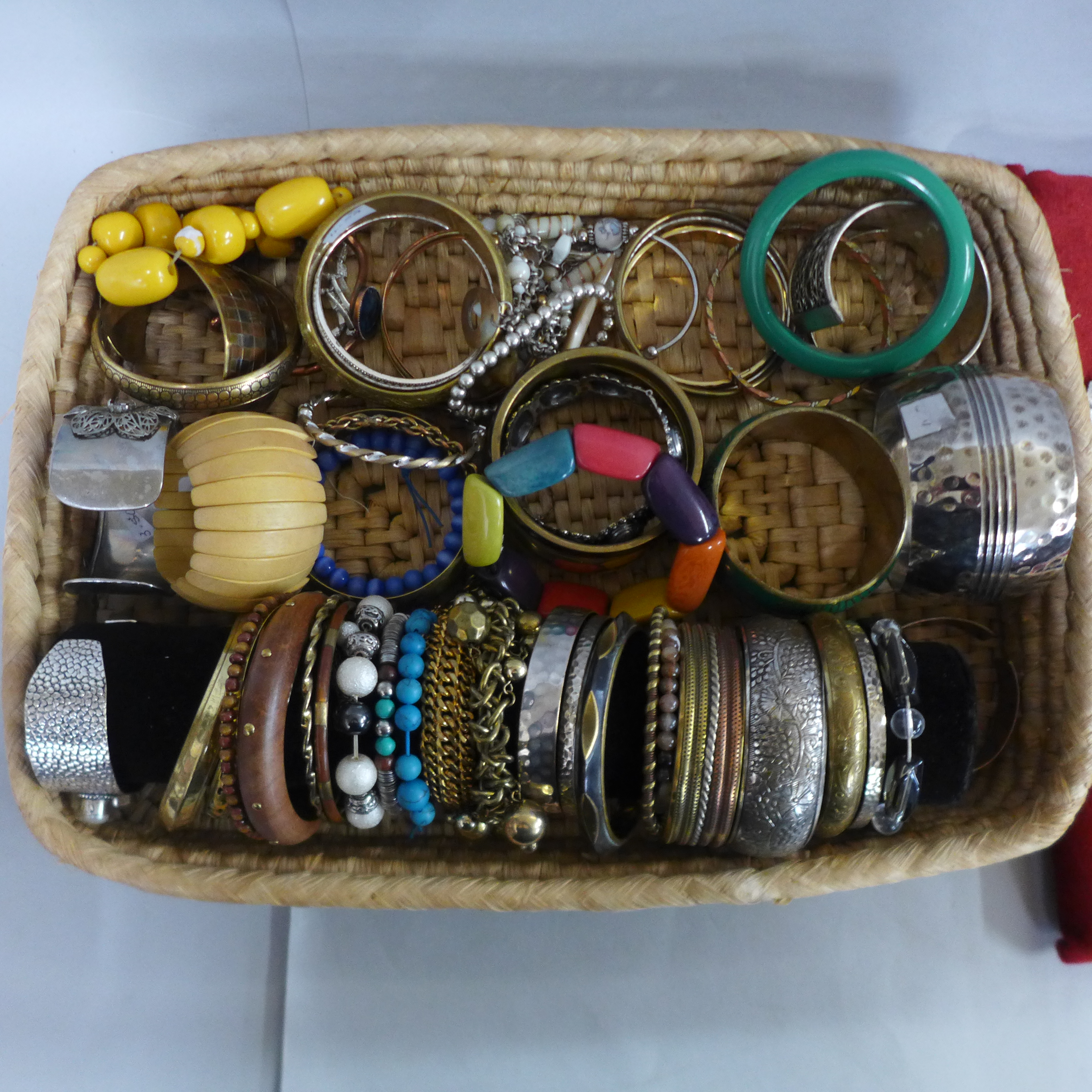 Costume brooches and bangles, etc. - Bild 3 aus 3