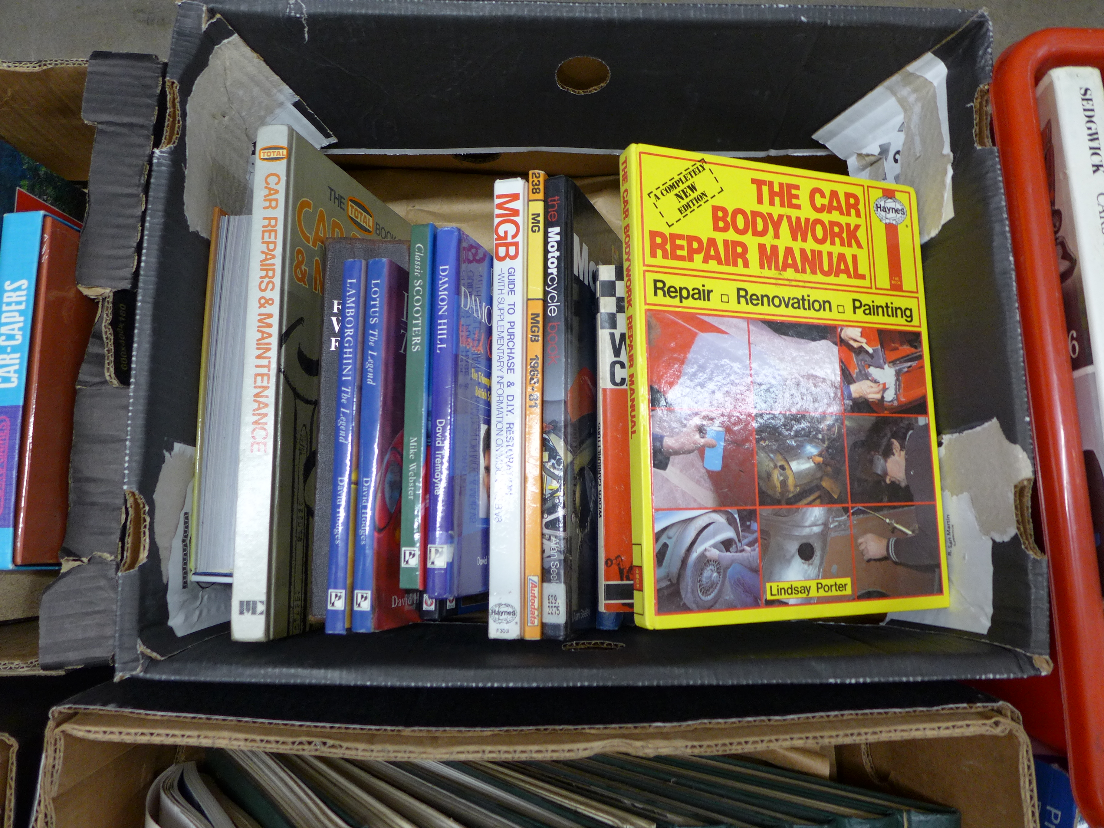 Eight boxes of motoring books including Car Fixit bound magazines and other maintenance guides - Bild 6 aus 9