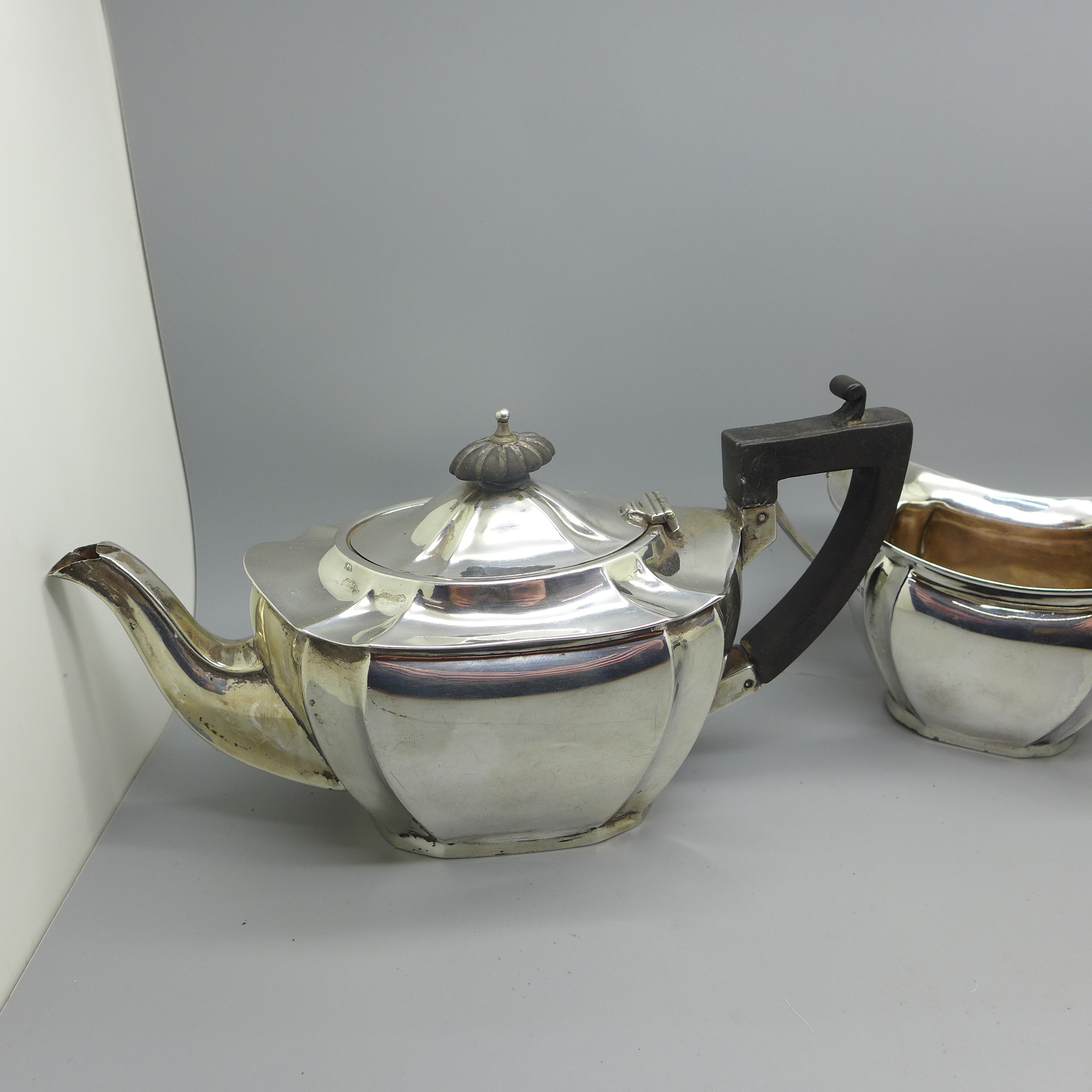 A silver three piece bachelors tea service, Birmingham 1912, 422g - Bild 5 aus 7