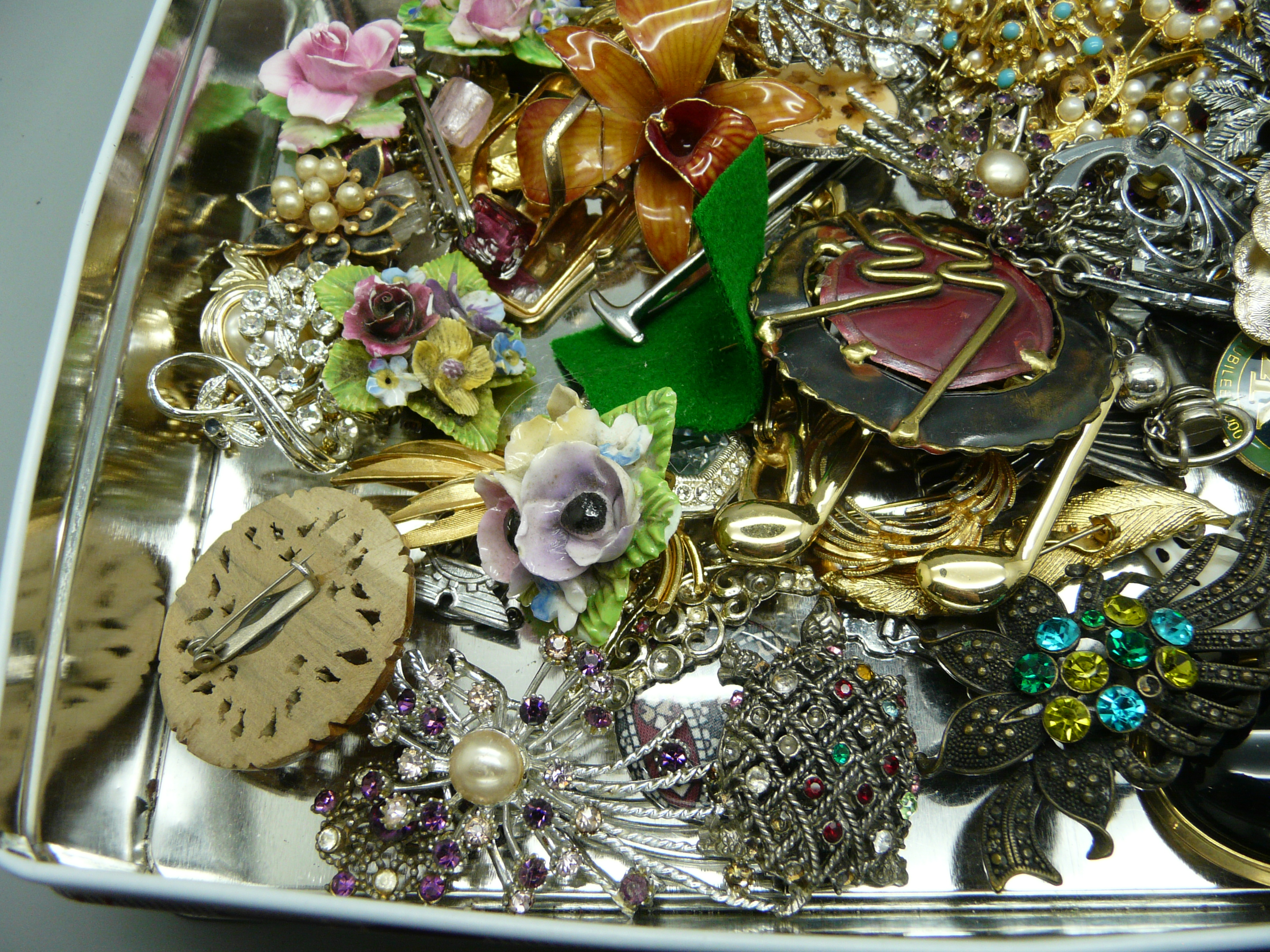 Costume brooches - Image 4 of 4